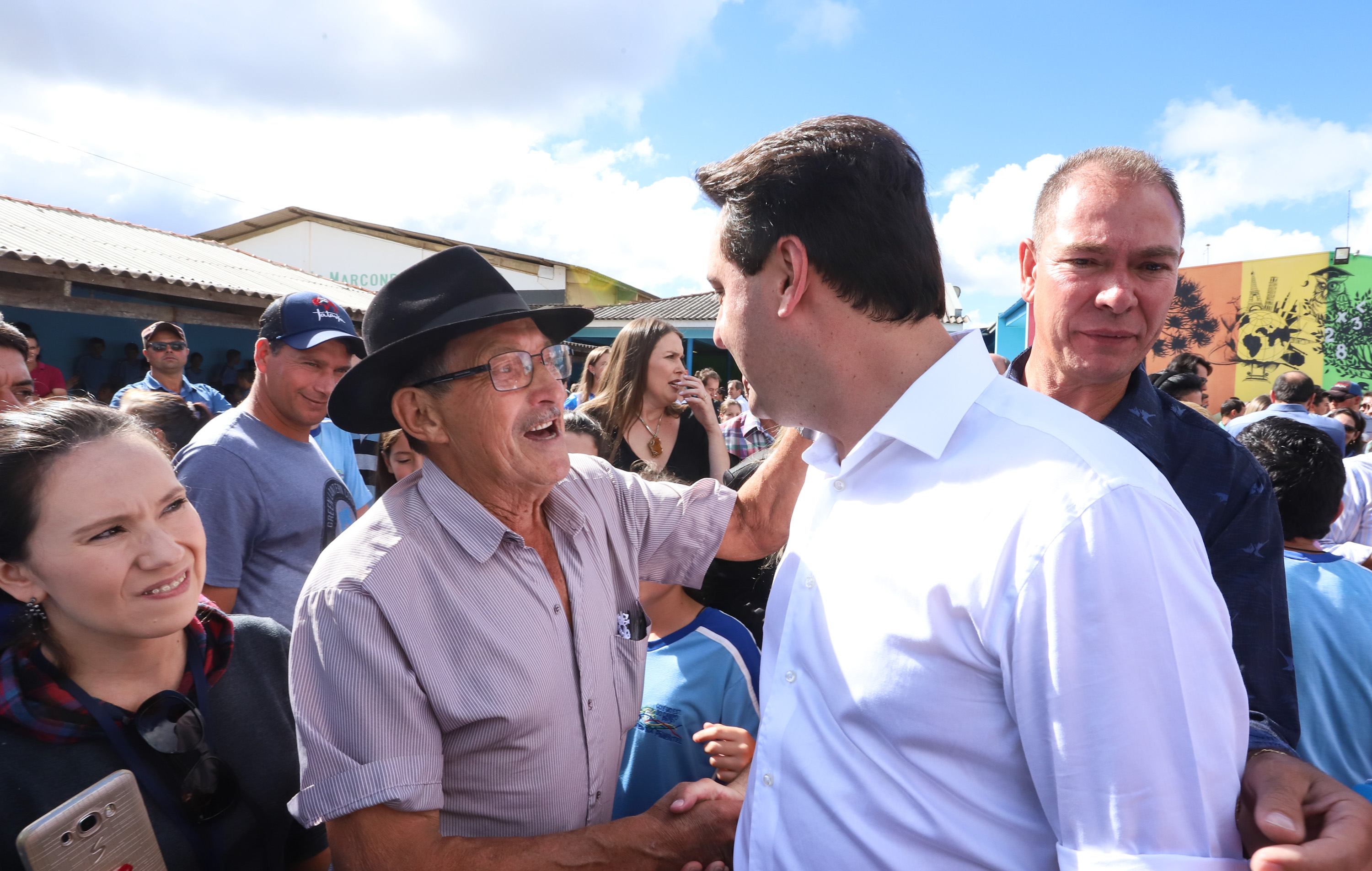 Cerca de oito mil pessoas serão beneficiadas pela obra de pavimentação da Estrada do Socavão, principal distrito de Castro, nos Campos Gerais. Nesta sexta-feira (29), o governador Carlos Massa Ratinho Junior esteve no município e assinou a ordem de serviço para pavimentar um trecho de nove quilômetros da estrada que liga o distrito de Socavão até a região do Pinheirão, em direção à PR-090. - Castro, 29/03/2019 - Foto: Rodrigo Félix Leal/ANPr