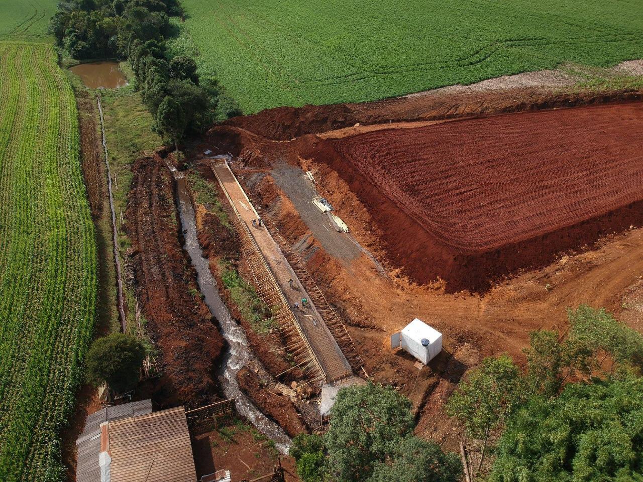 Departamento de Estradas de Rodagem do Paraná (DER-PR) está em processo de finalização do marco zero do Contorno de Pato Branco. O viaduto erguido sobre a BR-158 está 75% concluído e representa o início da obra, que irá desviar o tráfego de veículos de grande porte da cidade para a PR-493. O término da obra viária na região sudoeste do Estado está previsto para o final de 2019. -  pato branco, 04/04/2019  -  Foto: Divulgação Prefeitura de Pato Branco