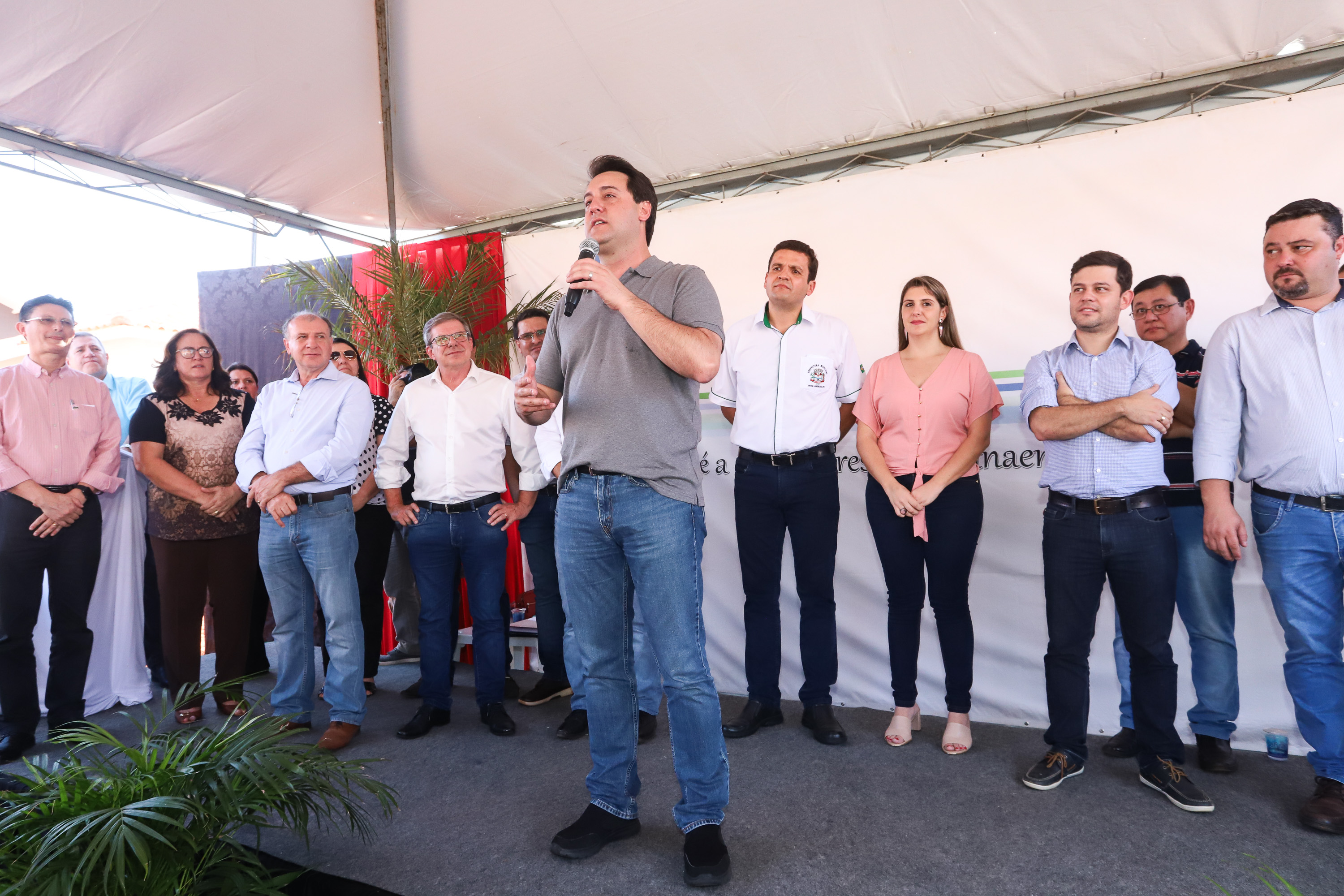 O governador Carlos Massa Ratinho Junior participa nesta sexta-feira (12) da inauguração do residencial Manoel Bono Belascuzas e entrega as chaves da casa própria para 44 famílias de Nova Londrina, no Noroeste do Estado. O empreendimento foi construído em um trabalho integrado do Governo do Estado, por meio da Cohapar, Copel e Sanepar, com o governo federal e a prefeitura. Nova Londrina, 12/04/2019 - Foto: Rodrigo Felix Leal/ANPr