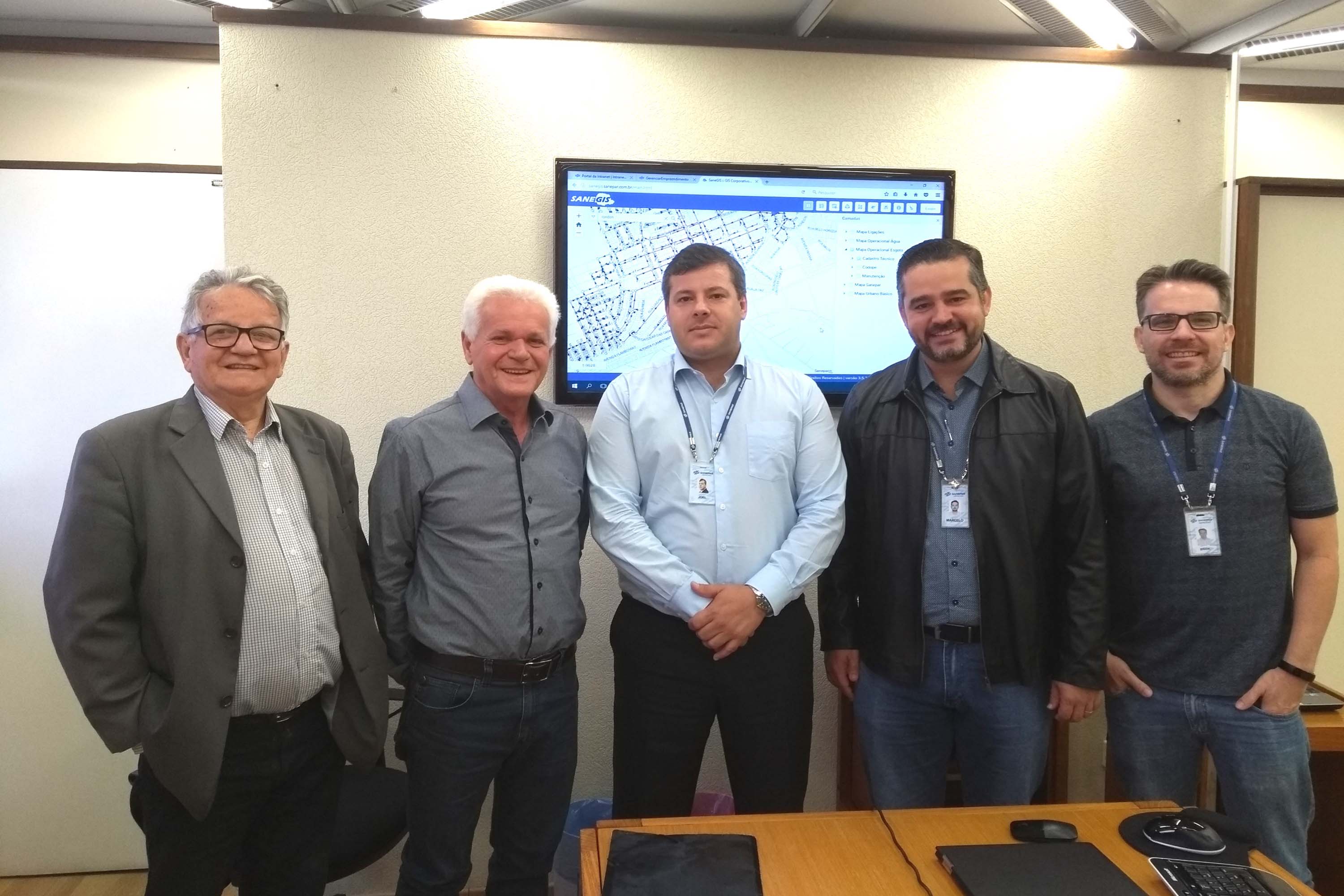 A Companhia de Saneamento do Paraná (Sanepar) vai investir R$ 2,1 milhões na ampliação do sistema de esgotamento sanitário de Rondon, Noroeste do Estado. O compromisso para esses investimentos foi firmado durante reunião em Curitiba entre o diretor de Investimentos da Sanepar, Joel de Jesus Macedo, e o prefeito Ailton Alfredo Valloto. Foto: Sanepar