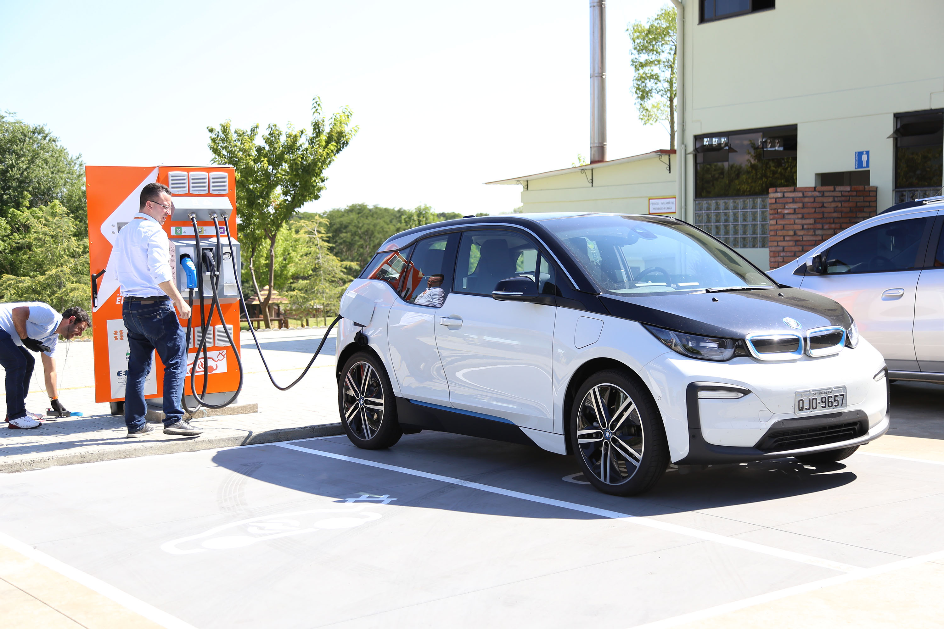 A maior eletrovia do Brasil, instalada no Paraná pela Copel em 2018, completou 330 recargas neste ano. São 730 quilômetros de extensão, ligando o Porto de Paranaguá às Cataratas do Iguaçu, em Foz do Iguaçu.  Curitiba, 22/04/2019  -  Curitiba, 22/04/2019  - Foto: Dani Catisti/Copel