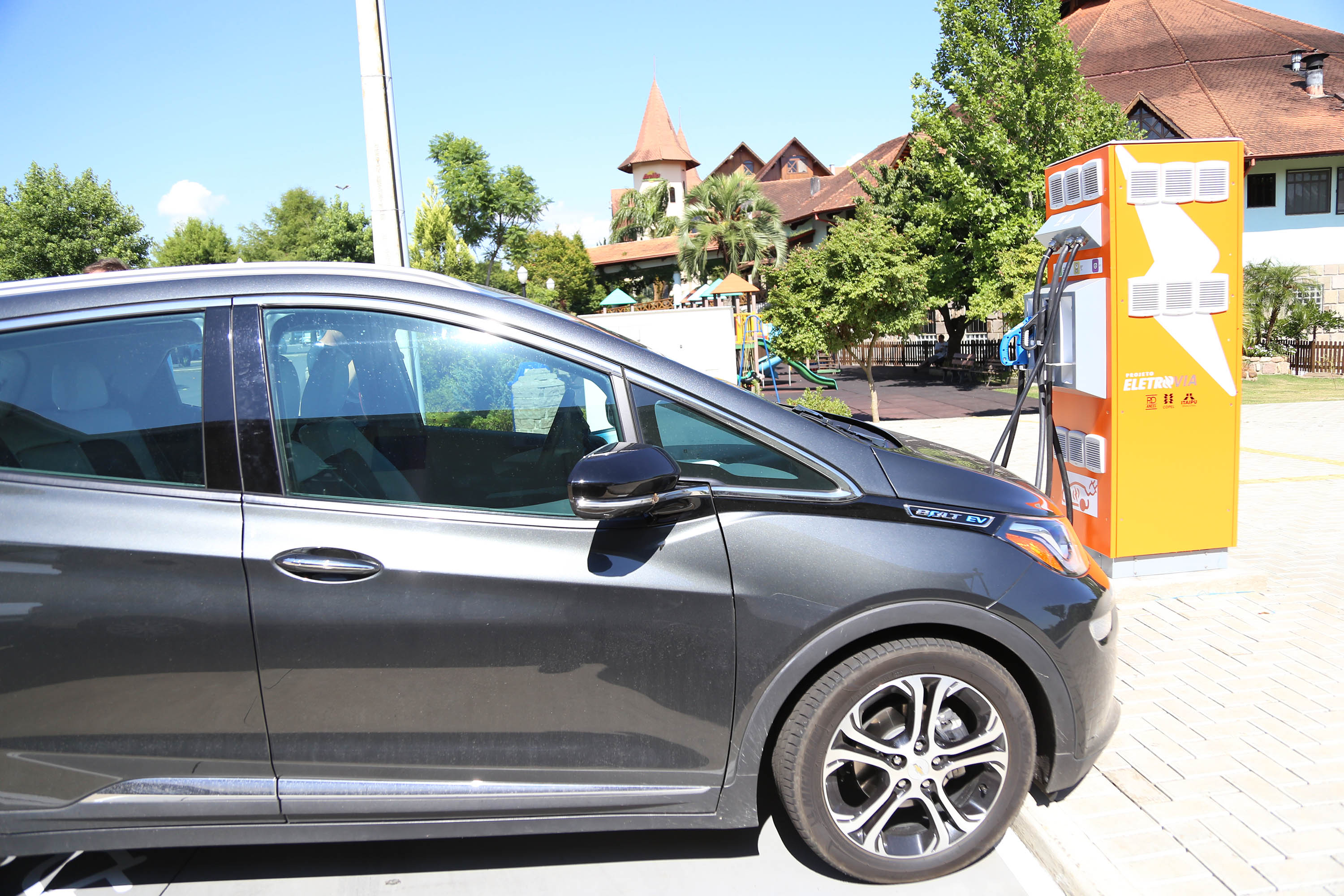 A maior eletrovia do Brasil, instalada no Paraná pela Copel em 2018, completou 330 recargas neste ano. São 730 quilômetros de extensão, ligando o Porto de Paranaguá às Cataratas do Iguaçu, em Foz do Iguaçu.  Curitiba, 22/04/2019  -  Curitiba, 22/04/2019  - Foto: Dani Catisti/Copel