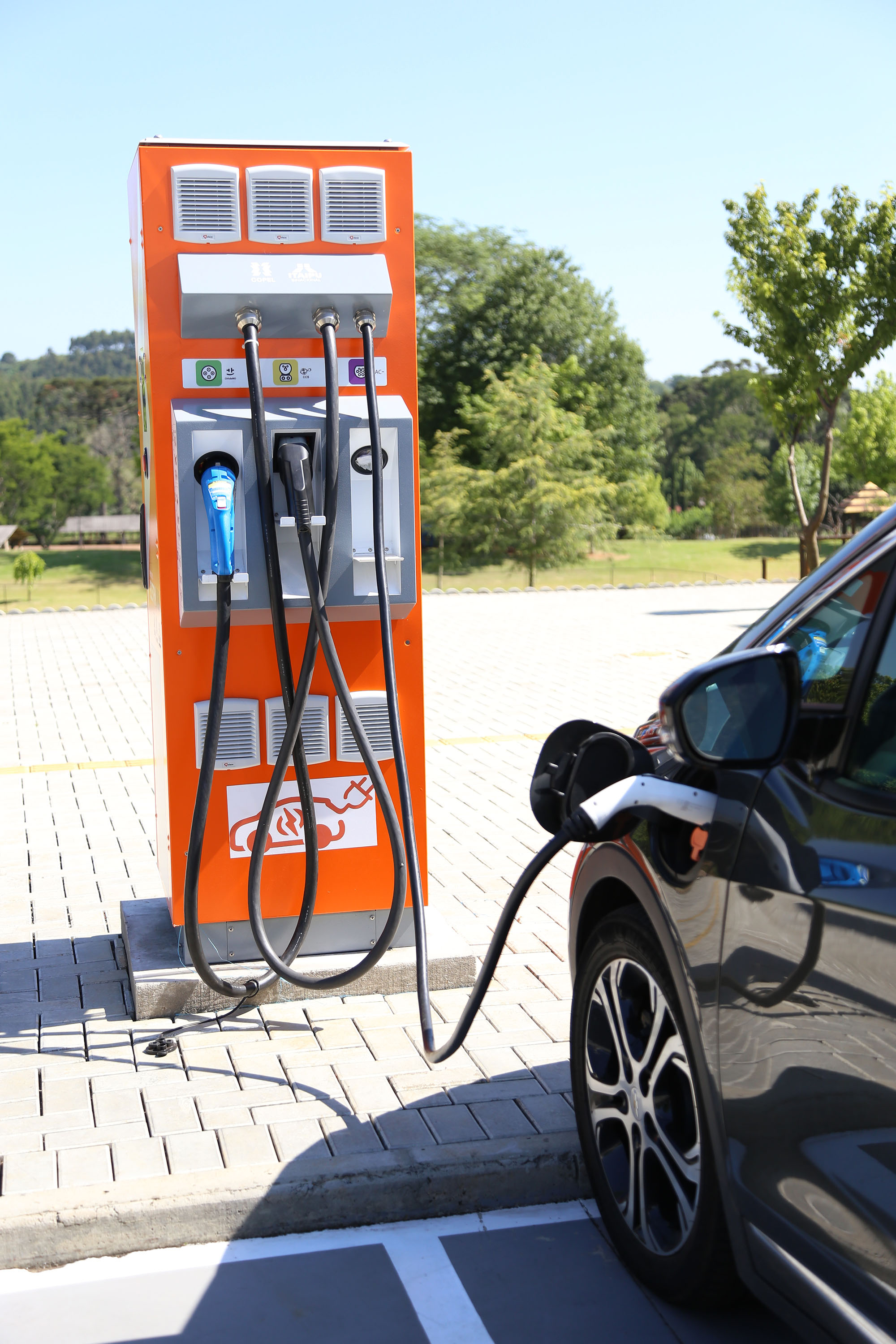 A maior eletrovia do Brasil, instalada no Paraná pela Copel em 2018, completou 330 recargas neste ano. São 730 quilômetros de extensão, ligando o Porto de Paranaguá às Cataratas do Iguaçu, em Foz do Iguaçu.  Curitiba, 22/04/2019  -  Curitiba, 22/04/2019  - Foto: Dani Catisti/Copel