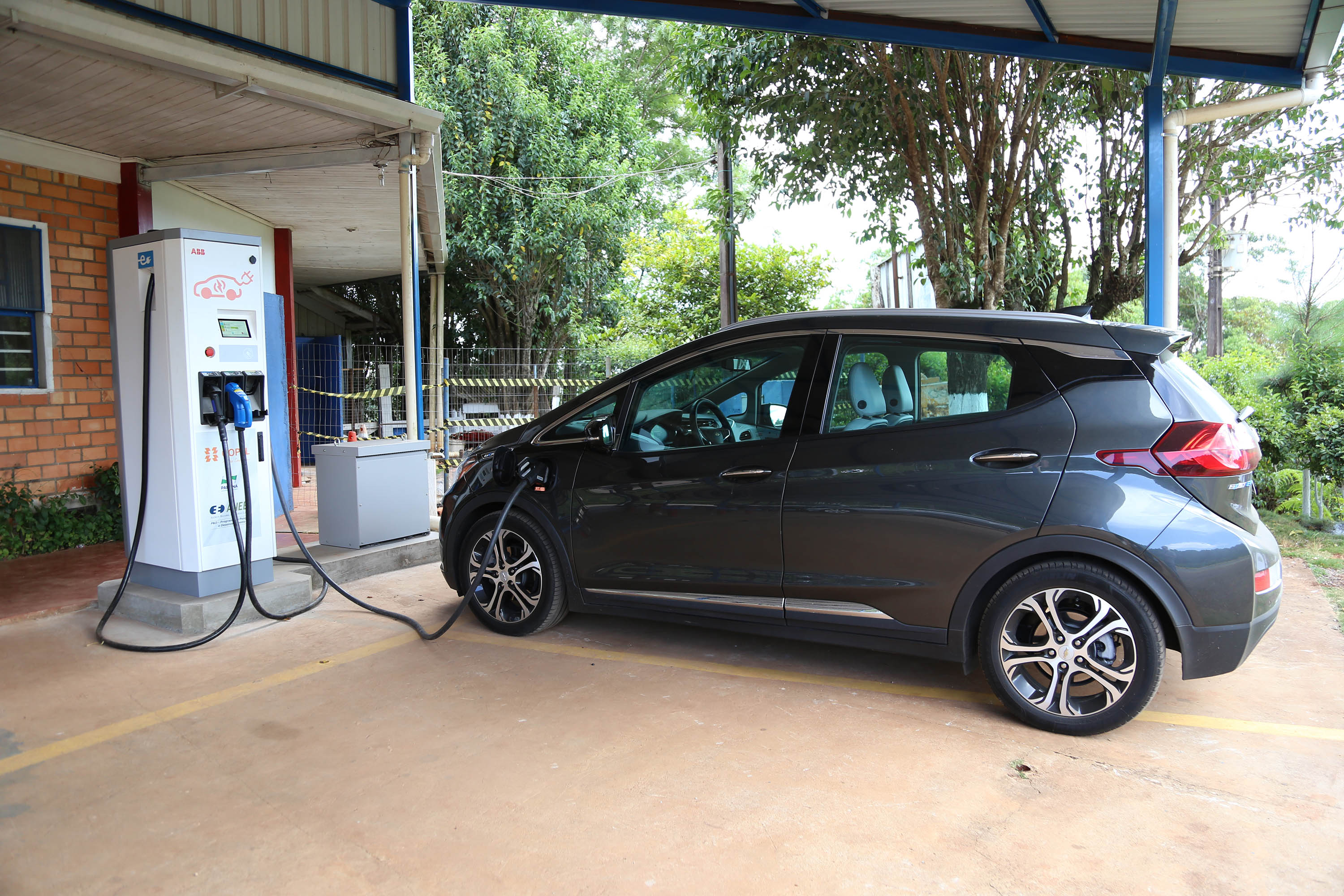 A maior eletrovia do Brasil, instalada no Paraná pela Copel em 2018, completou 330 recargas neste ano. São 730 quilômetros de extensão, ligando o Porto de Paranaguá às Cataratas do Iguaçu, em Foz do Iguaçu.  Curitiba, 22/04/2019  -  Curitiba, 22/04/2019  - Foto: Dani Catisti/Copel