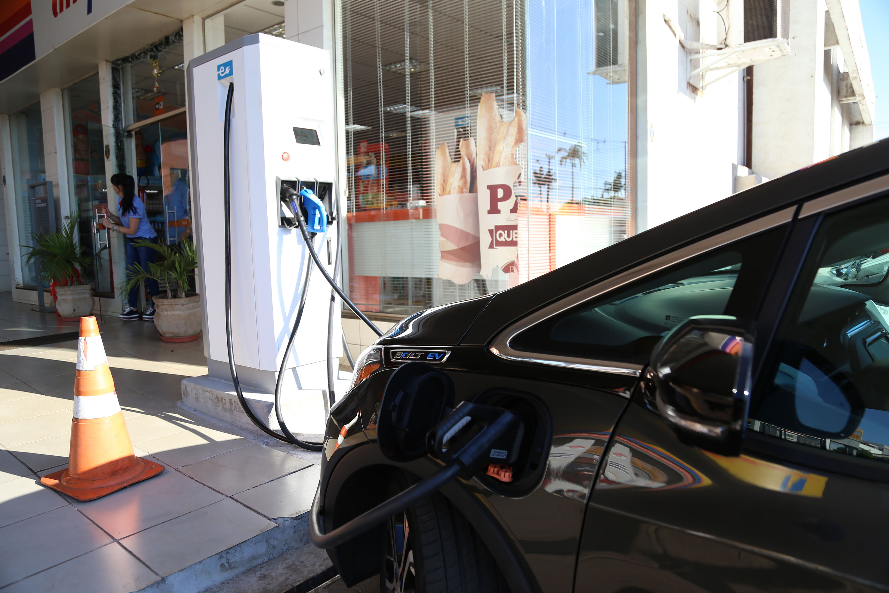 A maior eletrovia do Brasil, instalada no Paraná pela Copel em 2018, completou 330 recargas neste ano. São 730 quilômetros de extensão, ligando o Porto de Paranaguá às Cataratas do Iguaçu, em Foz do Iguaçu.  Curitiba, 22/04/2019  -  Curitiba, 22/04/2019  - Foto: Dani Catisti/Copel