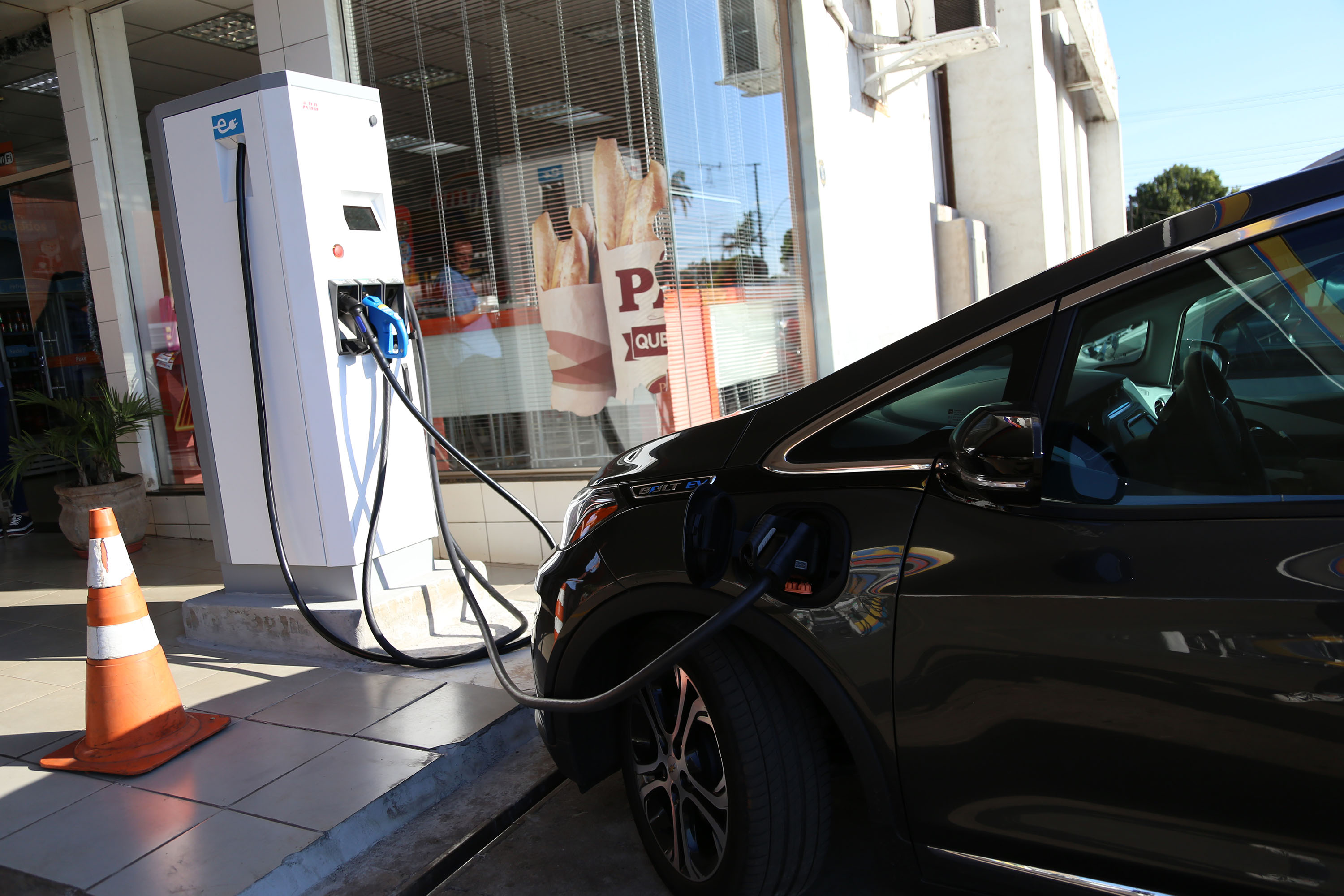 A maior eletrovia do Brasil, instalada no Paraná pela Copel em 2018, completou 330 recargas neste ano. São 730 quilômetros de extensão, ligando o Porto de Paranaguá às Cataratas do Iguaçu, em Foz do Iguaçu.  Curitiba, 22/04/2019  -  Curitiba, 22/04/2019  - Foto: Dani Catisti/Copel