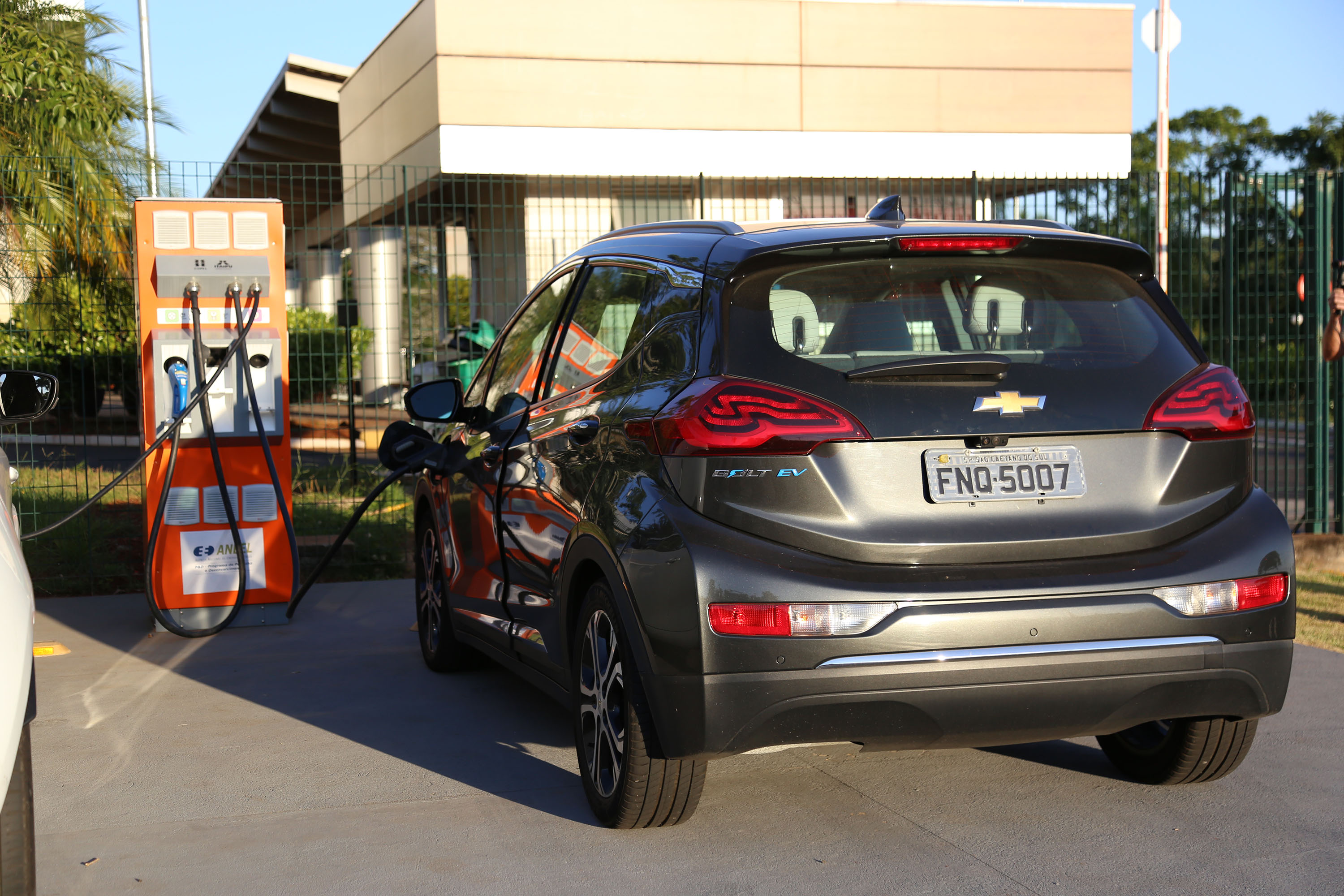 A maior eletrovia do Brasil, instalada no Paraná pela Copel em 2018, completou 330 recargas neste ano. São 730 quilômetros de extensão, ligando o Porto de Paranaguá às Cataratas do Iguaçu, em Foz do Iguaçu.  Curitiba, 22/04/2019  -  Curitiba, 22/04/2019  - Foto: Dani Catisti/Copel