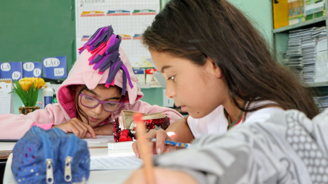 Os Portos do Paraná deram início ao primeiro módulo do Programa de Educação Ambiental de 2019. As atividades com as crianças da rede municipal de 12 comunidades do entorno começaram este mês e serão realizadas a cada bimestre, até novembro. No total, são quase 300 alunos, de 1º a 5º anos, que participam das aulas e momentos lúdicos preparados pelos profissionais. Foto: Claudio Neves/APPA