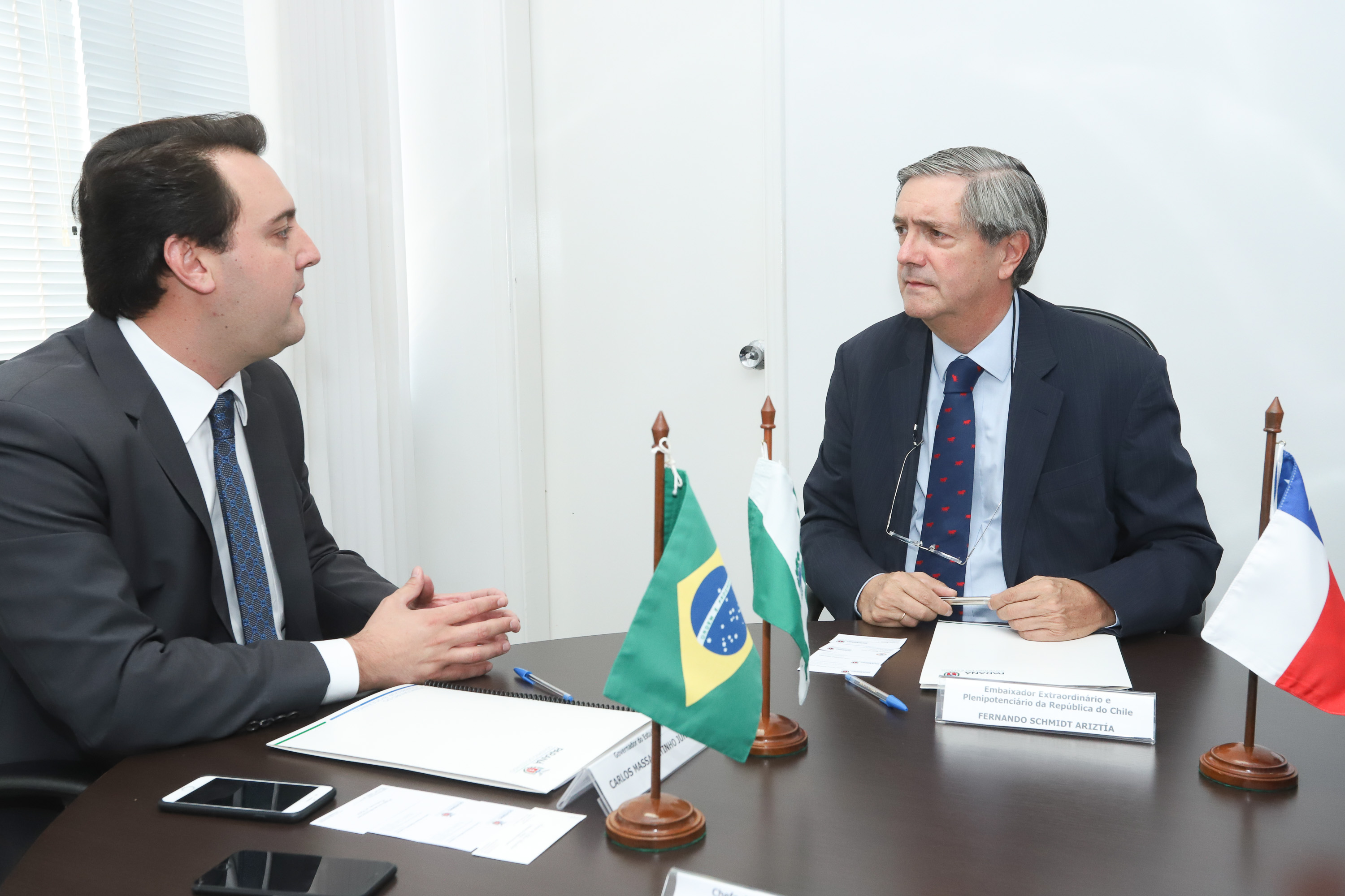 O governador Carlos Massa Ratinho Junior se reuniu na segunda-feira (29), em Brasília, com os embaixadores Nimia Ermelinda da Silva Boschert, do Paraguai, e Fernando Schmidt Ariztía, do Chile, para tratar do projeto do corredor bioceânico entre o Porto de Paranaguá e o Porto de Antofagasta. - BRasília, 29/04/2019 - Foto: Rodrigo Félix Leal/ANPr