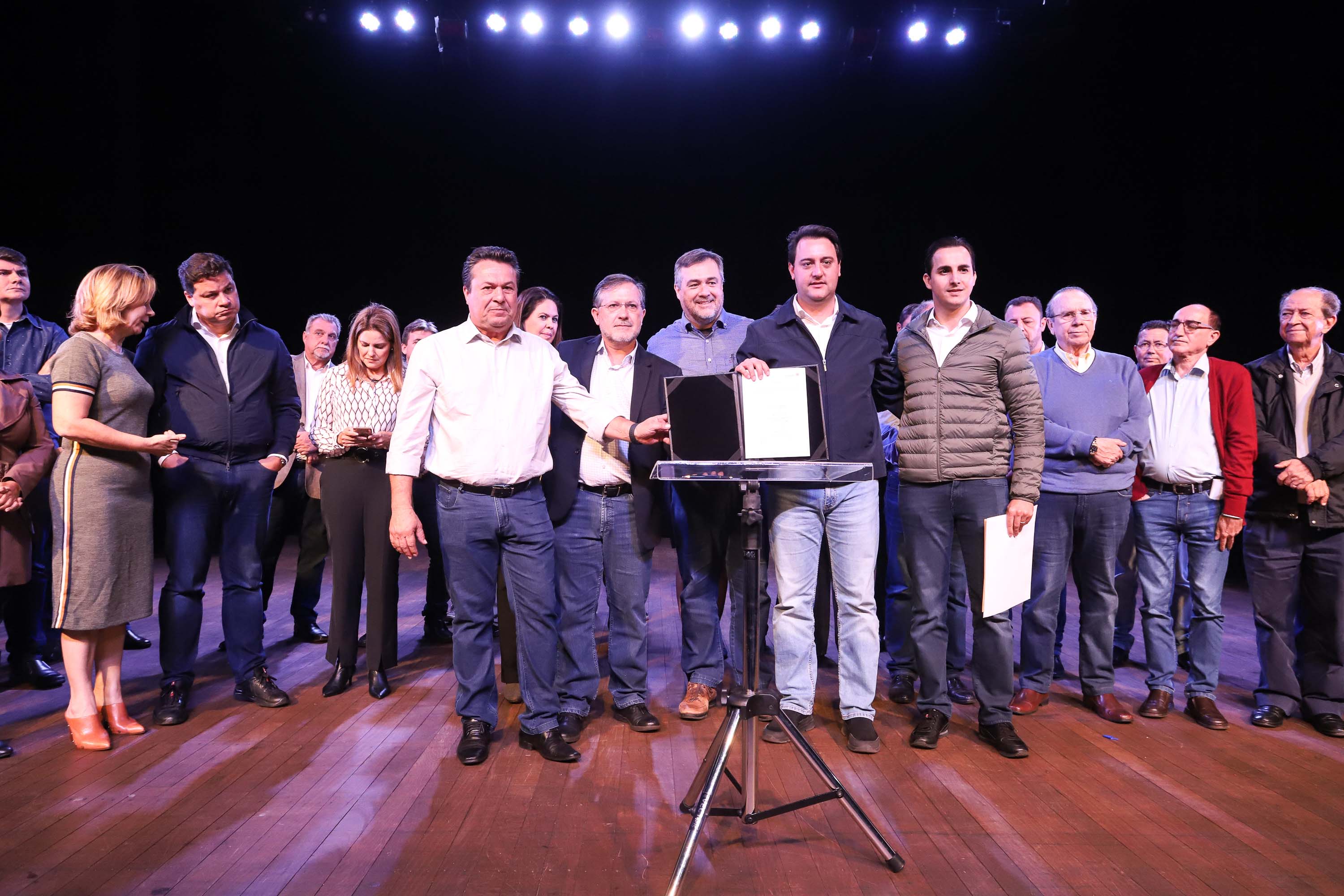 O governador Carlos Massa Ratinho Junior esteve nesta quarta-feira (15) em Campo Mourão e confirmou recursos para obras de infraestrutura urbana e compra de veículos, máquinas e equipamentos para 12 municípios do Noroeste do Paraná. Ele autorizou as licitações e homologações dos projetos da Secretaria de Estado do Desenvolvimento Urbano e Obras Públicas. Os investimentos somam R$ 8 milhões. Foto: Rodrigo Felix Leal/ANPr