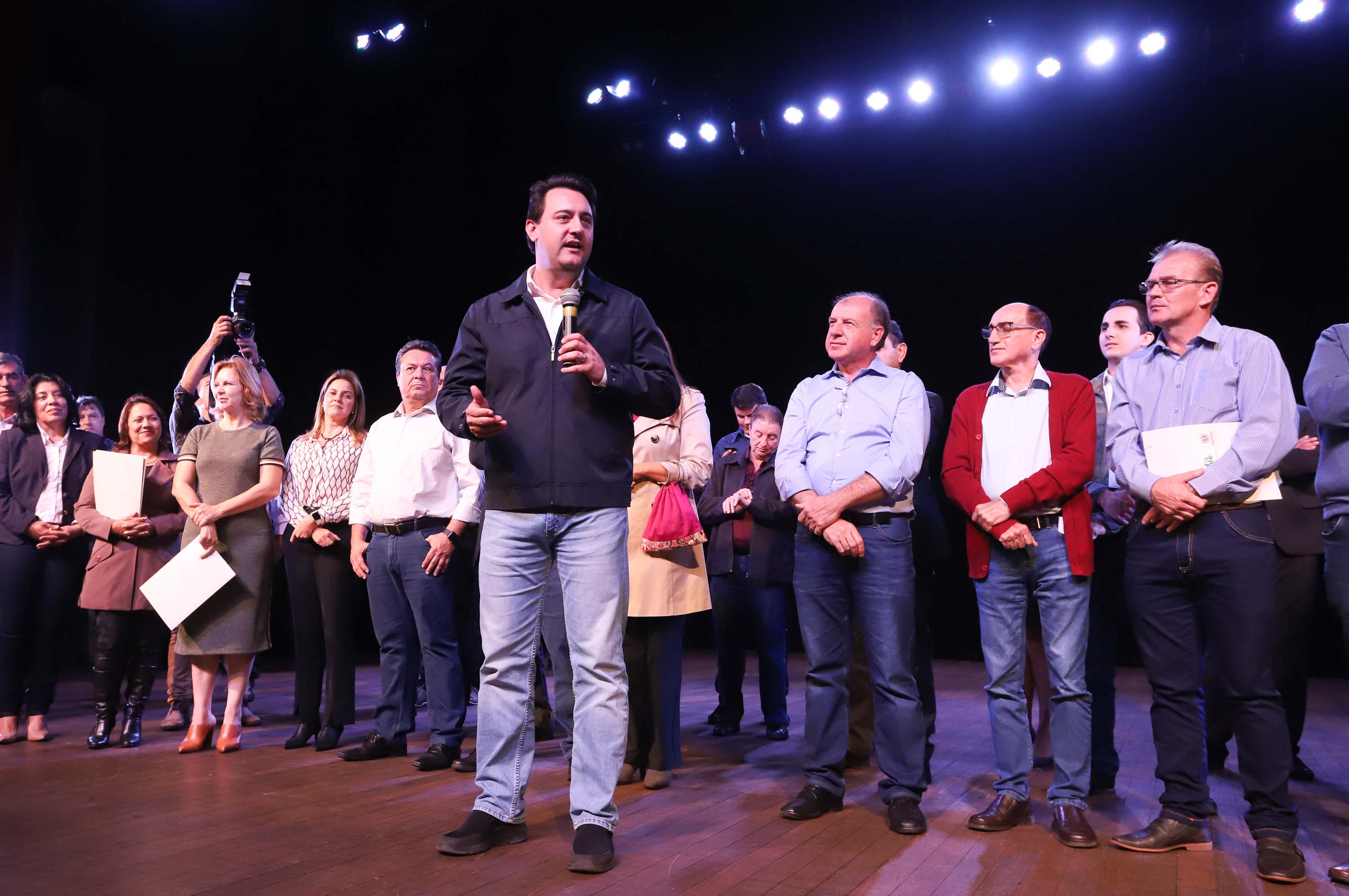 O governador Carlos Massa Ratinho Junior esteve nesta quarta-feira (15) em Campo Mourão e confirmou recursos para obras de infraestrutura urbana e compra de veículos, máquinas e equipamentos para 12 municípios do Noroeste do Paraná. Ele autorizou as licitações e homologações dos projetos da Secretaria de Estado do Desenvolvimento Urbano e Obras Públicas. Os investimentos somam R$ 8 milhões. Foto: Rodrigo Felix Leal/ANPr
