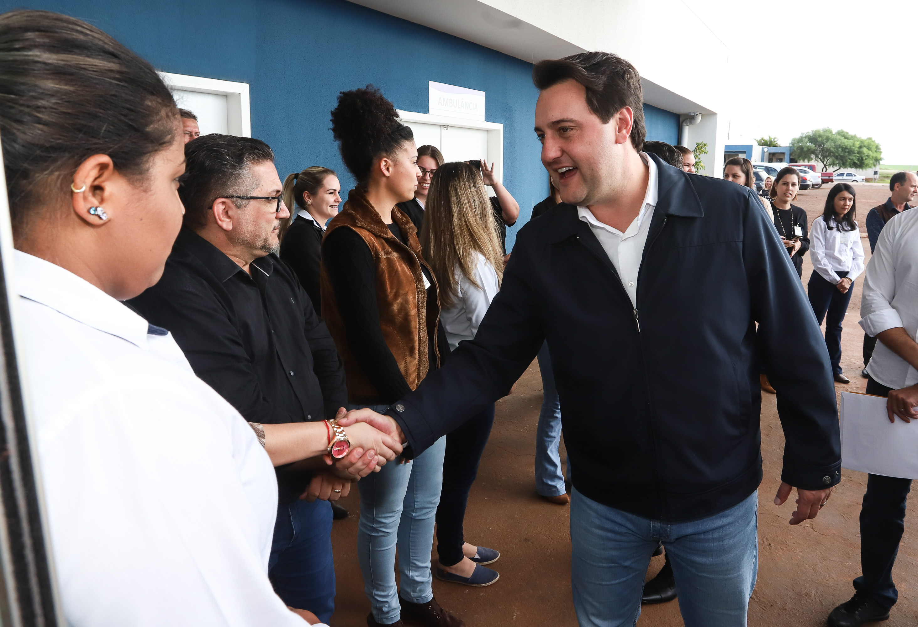 O governador Carlos Massa Ratinho Junior esteve nesta quarta-feira (15) em Campo Mourão e confirmou recursos para obras de infraestrutura urbana e compra de veículos, máquinas e equipamentos para 12 municípios do Noroeste do Paraná. Ele autorizou as licitações e homologações dos projetos da Secretaria de Estado do Desenvolvimento Urbano e Obras Públicas. Os investimentos somam R$ 8 milhões. Foto: Rodrigo Felix Leal/ANPr