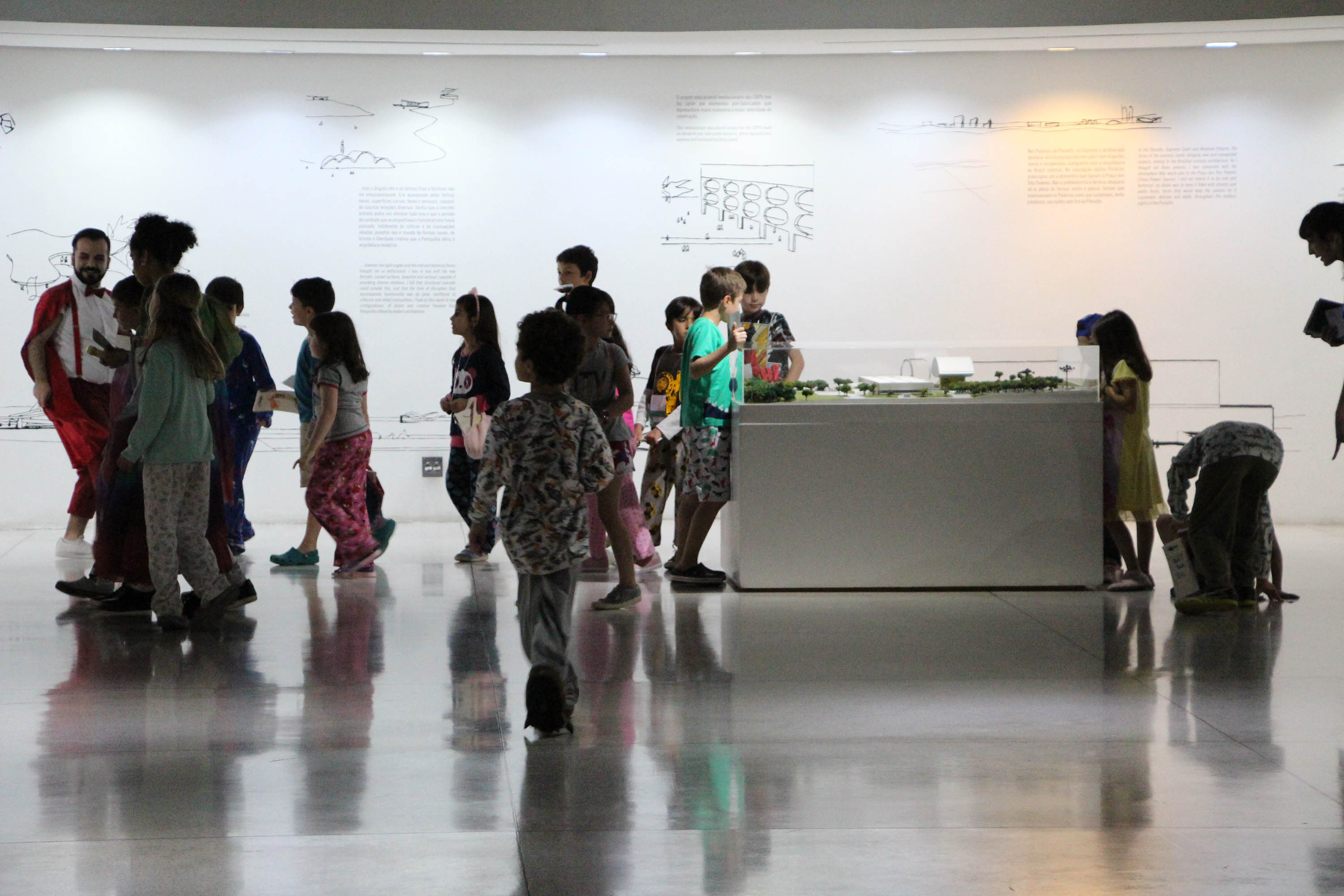 MON recebe crianças de instituição social para atividades noturnas. Foto: Maita Franco/MON