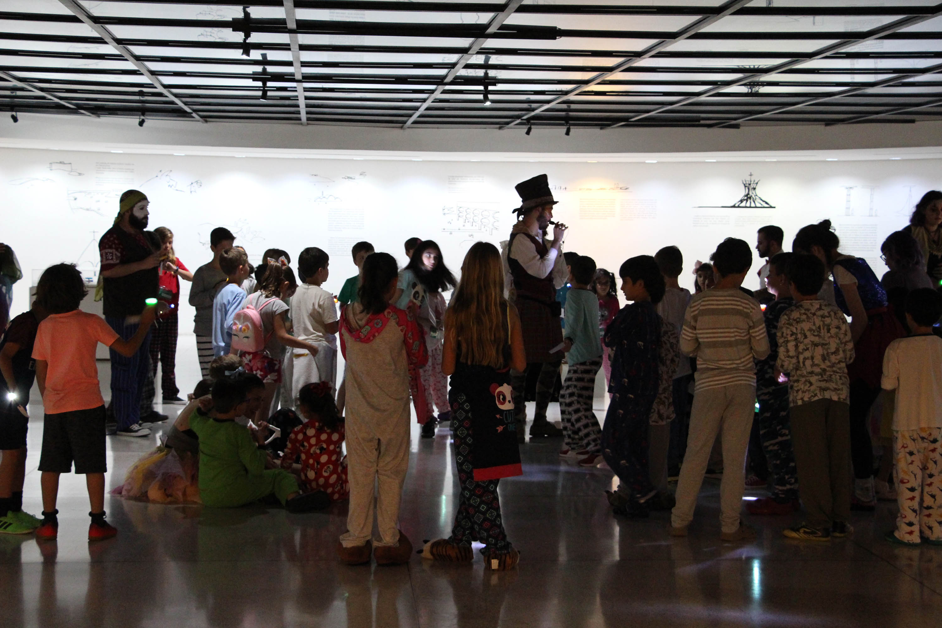 MON recebe crianças de instituição social para atividades noturnas. Foto: Maita Franco/MON