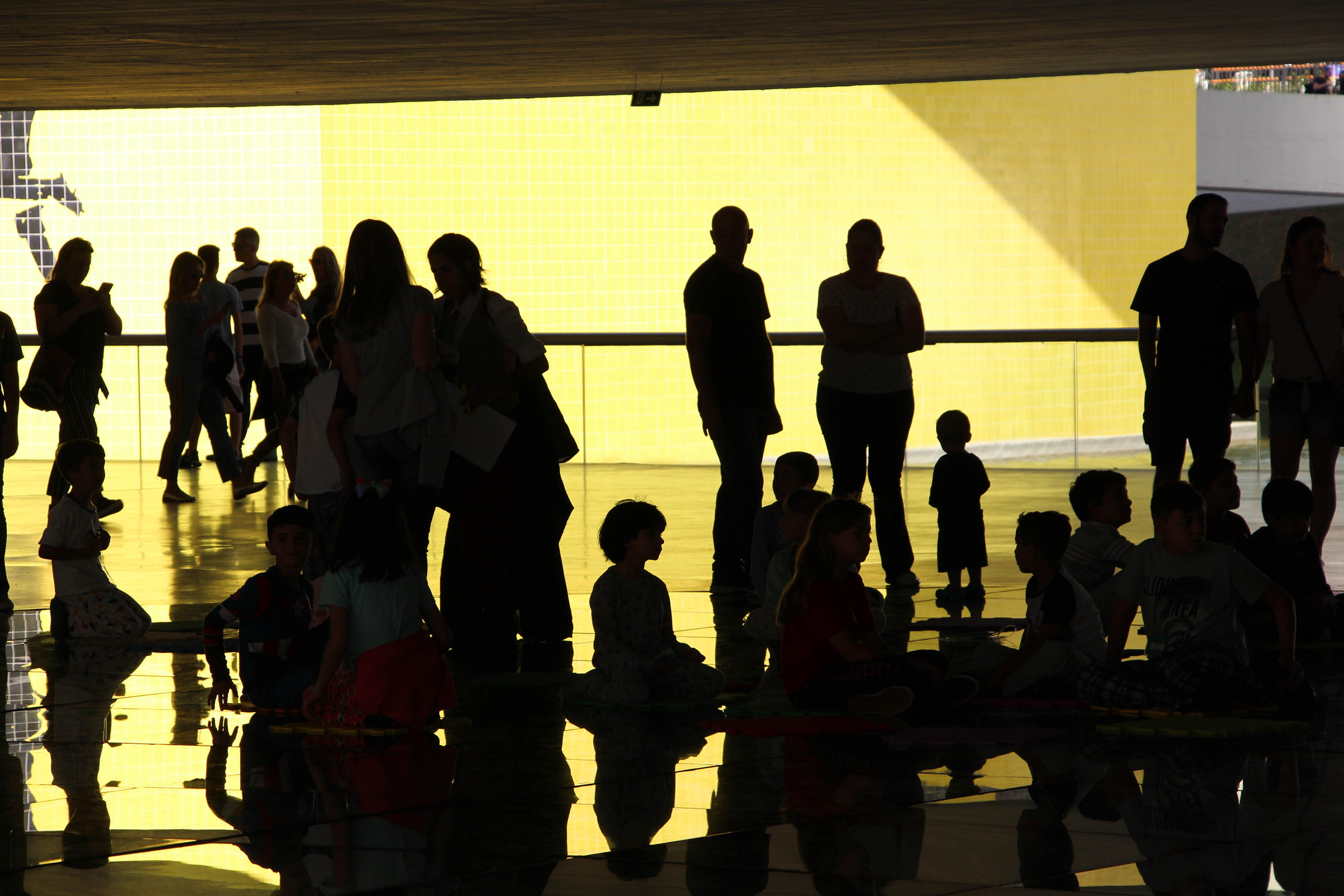 MON recebe crianças de instituição social para atividades noturnas. Foto: Maita Franco/MON