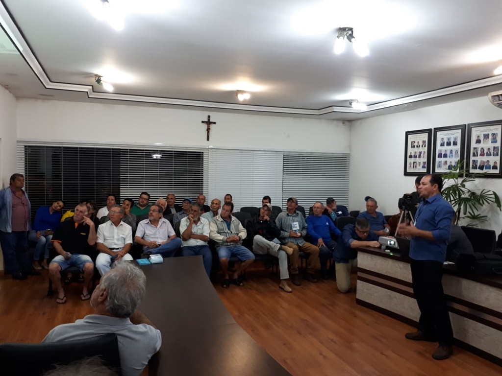 Gerente da Sanepar Luiz Carlos Jacovassi fez apresentação detalhada dos investimentos no município. Foto: Divulgação/Sanepar