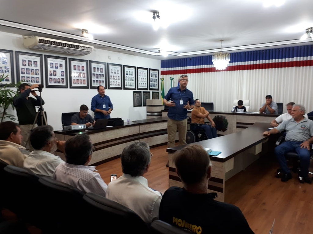 Gestor socioambiental da Sanepar falou da correta ligação dos imóveis à rede e do uso adequado do serviço. Foto: Divulgação/Sanepar