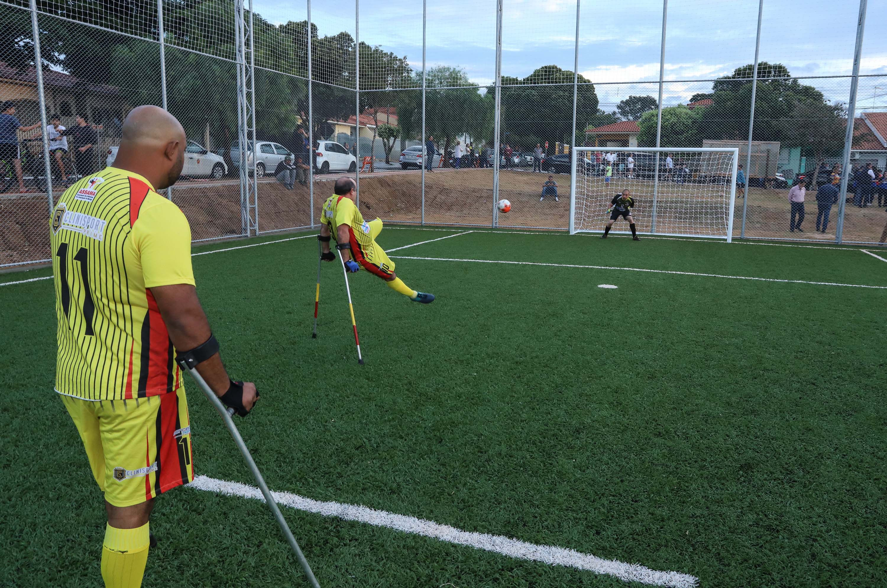 Moradores do Jardim Novo Oásis, em Maringá (Noroeste), ganharam nesta quinta-feira (16) um novo espaço de lazer. O governador Carlos Massa Ratinho Junior e o prefeito Ulisses Maia inauguraram a primeira de 30 unidade no município do programa Meu Campinho. Com 1,5 mil metros quadrados e investimento total de cerca de R$ 400 mil, o local conta com diversos aparelhos de lazer para pessoas de todas as idades.Foto: Rodrigo Felix Leal/ANPr