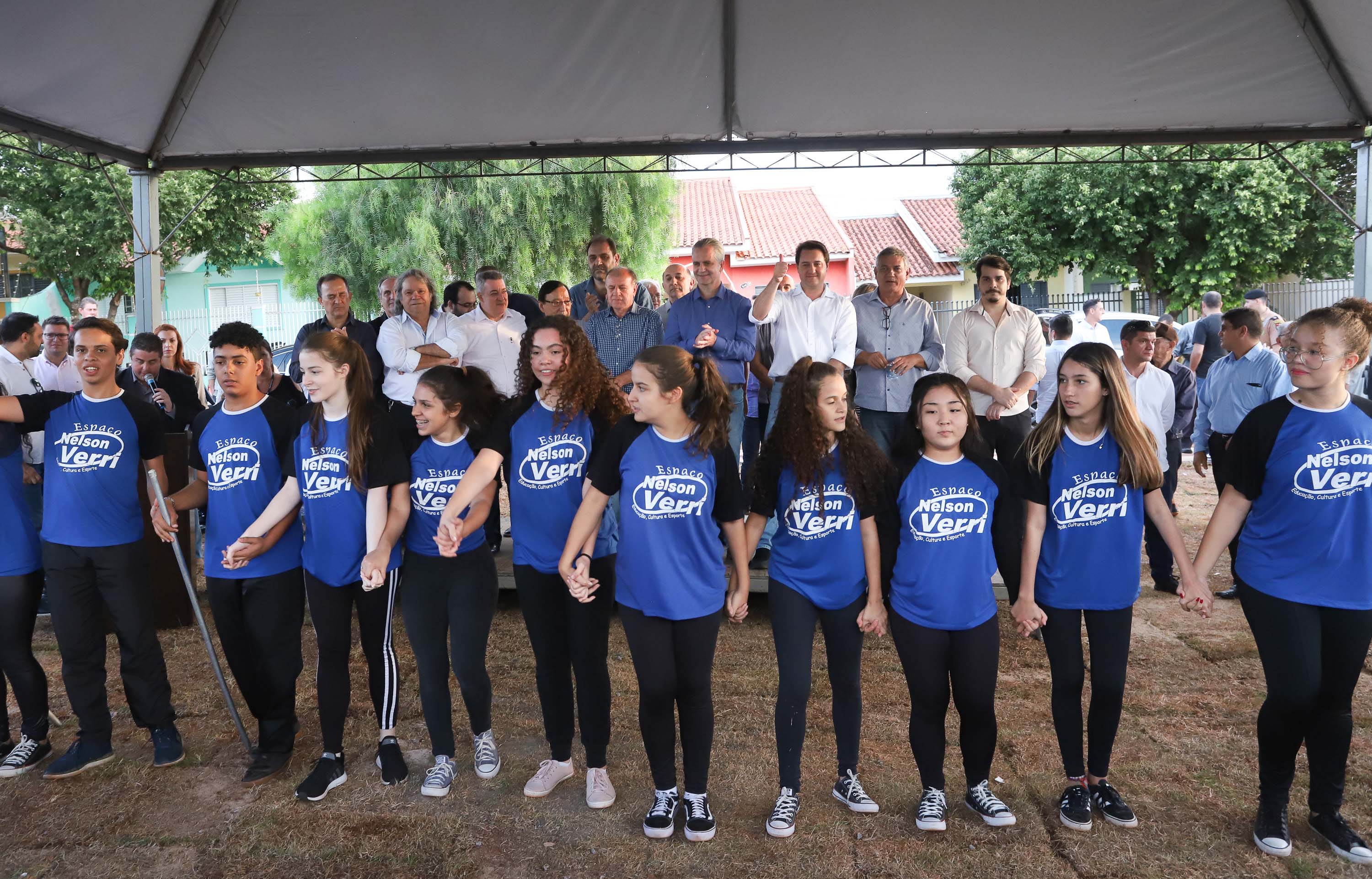 Moradores do Jardim Novo Oásis, em Maringá (Noroeste), ganharam nesta quinta-feira (16) um novo espaço de lazer. O governador Carlos Massa Ratinho Junior e o prefeito Ulisses Maia inauguraram a primeira de 30 unidade no município do programa Meu Campinho. Com 1,5 mil metros quadrados e investimento total de cerca de R$ 400 mil, o local conta com diversos aparelhos de lazer para pessoas de todas as idades.Foto: Rodrigo Felix Leal/ANPr