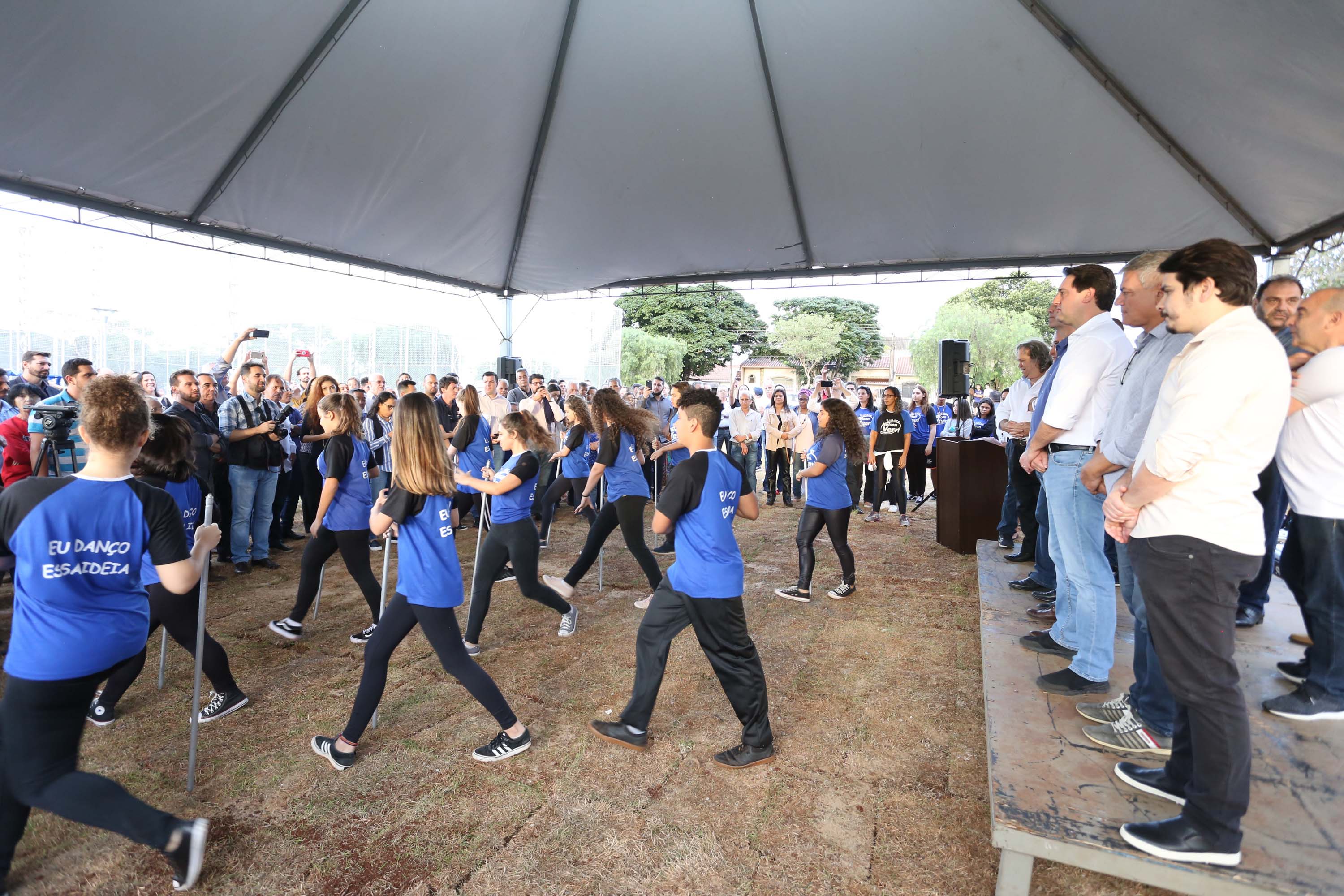 Moradores do Jardim Novo Oásis, em Maringá (Noroeste), ganharam nesta quinta-feira (16) um novo espaço de lazer. O governador Carlos Massa Ratinho Junior e o prefeito Ulisses Maia inauguraram a primeira de 30 unidade no município do programa Meu Campinho. Com 1,5 mil metros quadrados e investimento total de cerca de R$ 400 mil, o local conta com diversos aparelhos de lazer para pessoas de todas as idades. Maringá, 16/05/2019Foto: José Fernando Ogura/ANPr