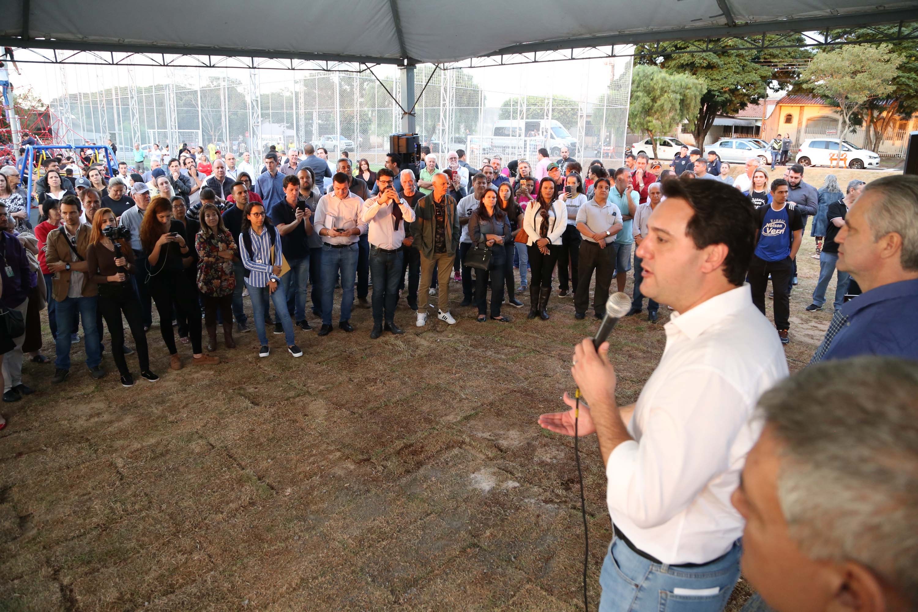 Moradores do Jardim Novo Oásis, em Maringá (Noroeste), ganharam nesta quinta-feira (16) um novo espaço de lazer. O governador Carlos Massa Ratinho Junior e o prefeito Ulisses Maia inauguraram a primeira de 30 unidade no município do programa Meu Campinho. Com 1,5 mil metros quadrados e investimento total de cerca de R$ 400 mil, o local conta com diversos aparelhos de lazer para pessoas de todas as idades. Maringá, 16/05/2019Foto: José Fernando Ogura/ANPr