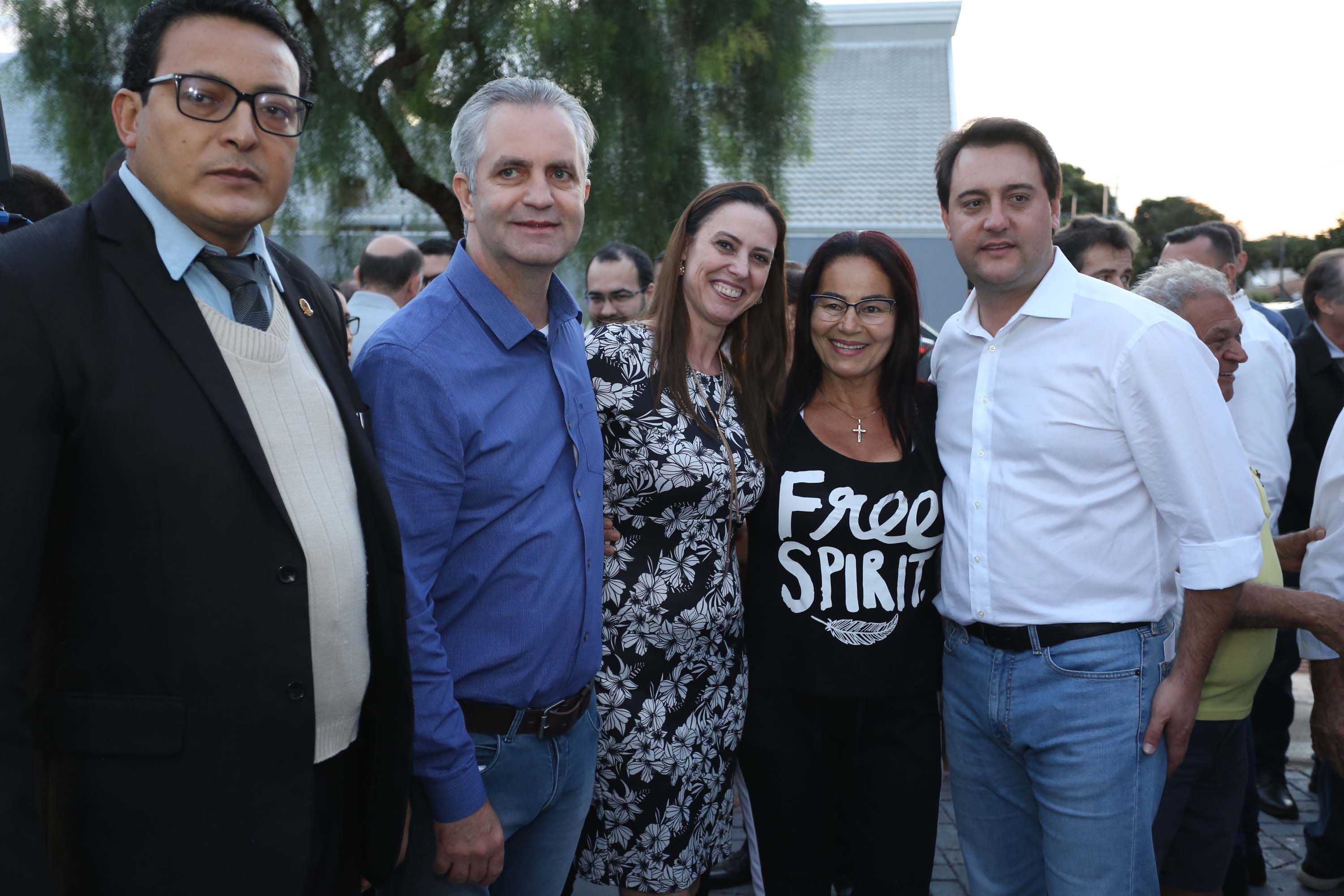 Moradores do Jardim Novo Oásis, em Maringá (Noroeste), ganharam nesta quinta-feira (16) um novo espaço de lazer. O governador Carlos Massa Ratinho Junior e o prefeito Ulisses Maia inauguraram a primeira de 30 unidade no município do programa Meu Campinho. Com 1,5 mil metros quadrados e investimento total de cerca de R$ 400 mil, o local conta com diversos aparelhos de lazer para pessoas de todas as idades. Maringá, 16/05/2019Foto: José Fernando Ogura/ANPr