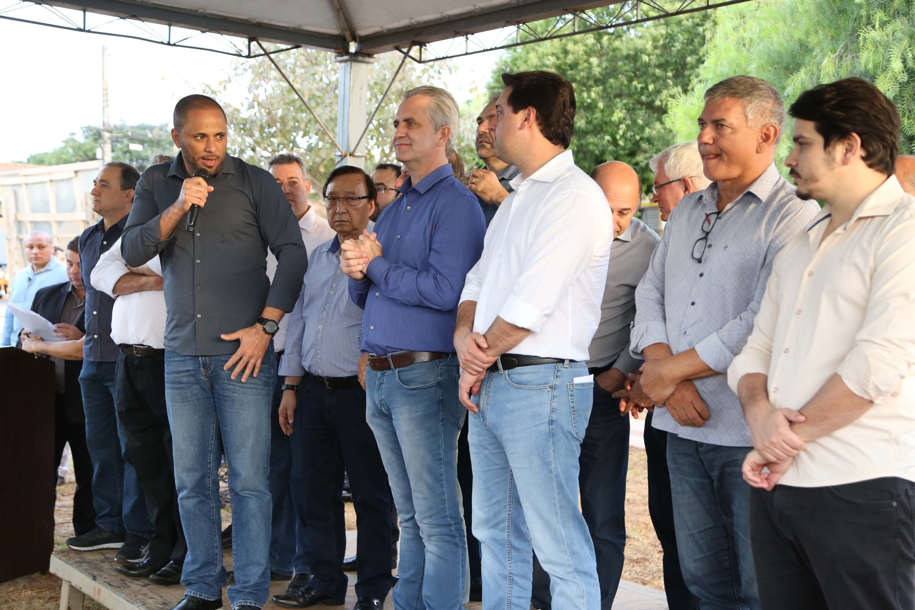 Moradores do Jardim Novo Oásis, em Maringá (Noroeste), ganharam nesta quinta-feira (16) um novo espaço de lazer. O governador Carlos Massa Ratinho Junior e o prefeito Ulisses Maia inauguraram a primeira de 30 unidade no município do programa Meu Campinho. Com 1,5 mil metros quadrados e investimento total de cerca de R$ 400 mil, o local conta com diversos aparelhos de lazer para pessoas de todas as idades. Maringá, 16/05/2019Foto: José Fernando Ogura/ANPr