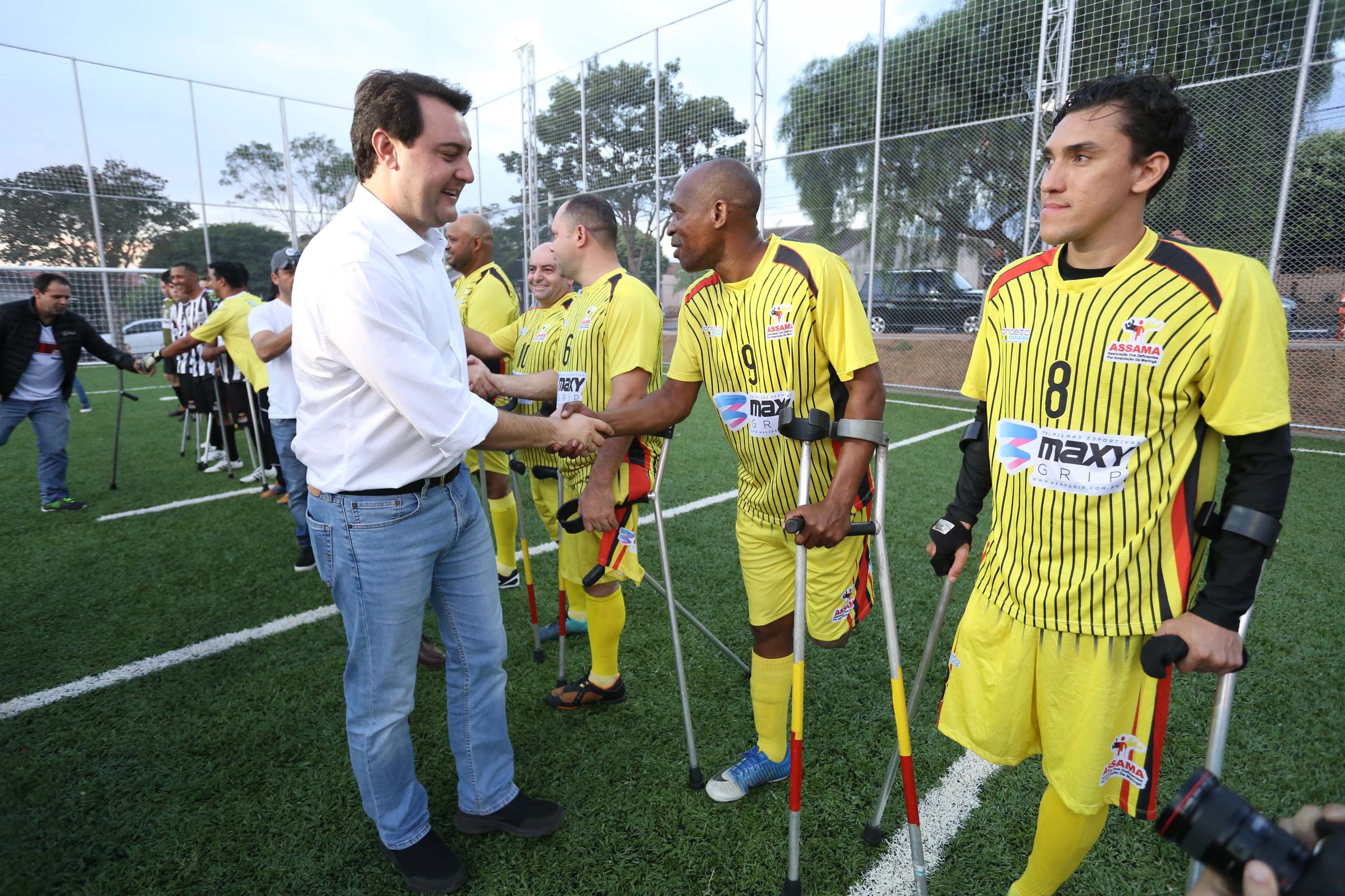 Moradores do Jardim Novo Oásis, em Maringá (Noroeste), ganharam nesta quinta-feira (16) um novo espaço de lazer. O governador Carlos Massa Ratinho Junior e o prefeito Ulisses Maia inauguraram a primeira de 30 unidade no município do programa Meu Campinho. Com 1,5 mil metros quadrados e investimento total de cerca de R$ 400 mil, o local conta com diversos aparelhos de lazer para pessoas de todas as idades. Maringá, 16/05/2019Foto: José Fernando Ogura/ANPr
