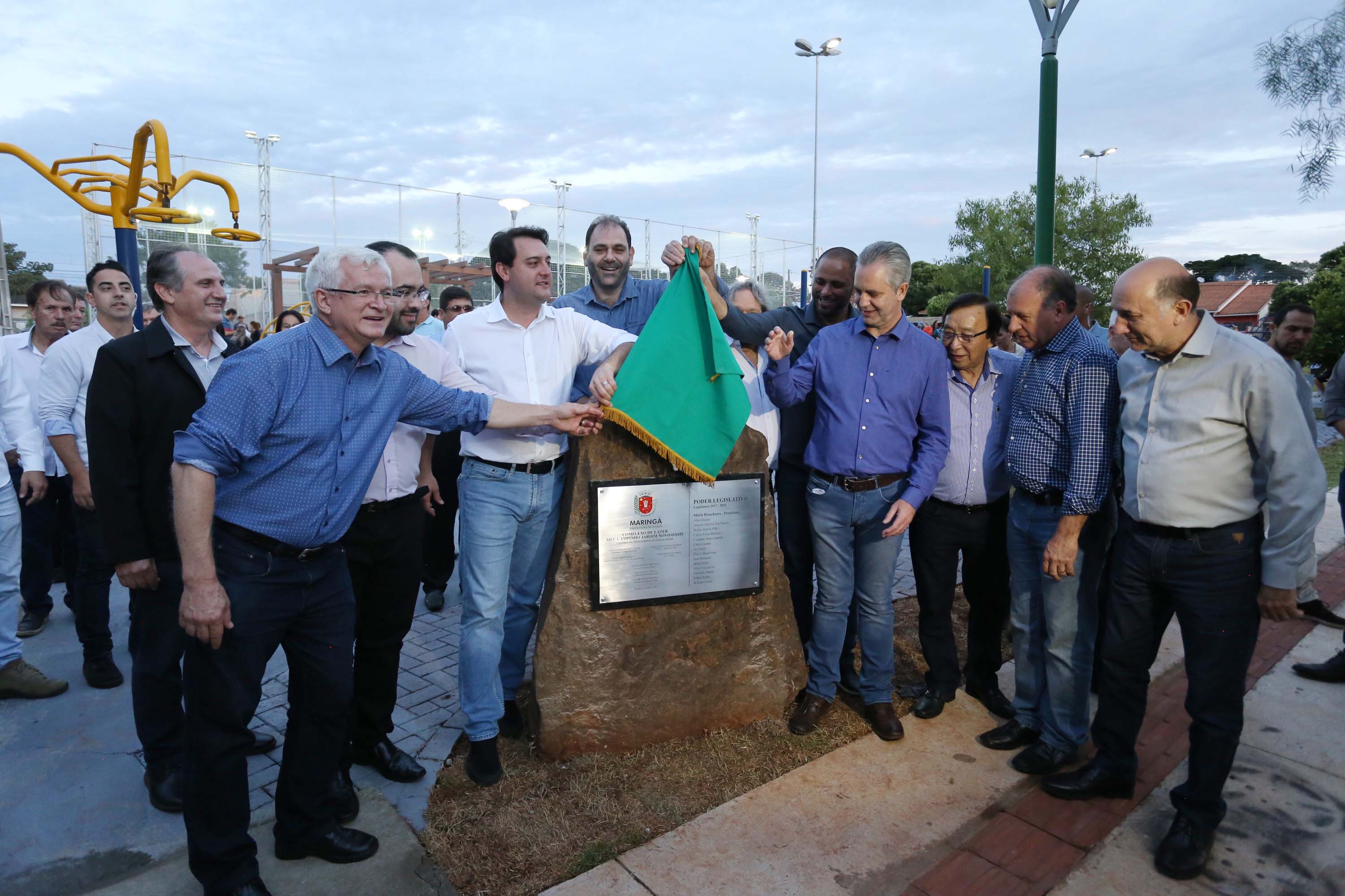 Moradores do Jardim Novo Oásis, em Maringá (Noroeste), ganharam nesta quinta-feira (16) um novo espaço de lazer. O governador Carlos Massa Ratinho Junior e o prefeito Ulisses Maia inauguraram a primeira de 30 unidade no município do programa Meu Campinho. Com 1,5 mil metros quadrados e investimento total de cerca de R$ 400 mil, o local conta com diversos aparelhos de lazer para pessoas de todas as idades. Maringá, 16/05/2019Foto: José Fernando Ogura/ANPr