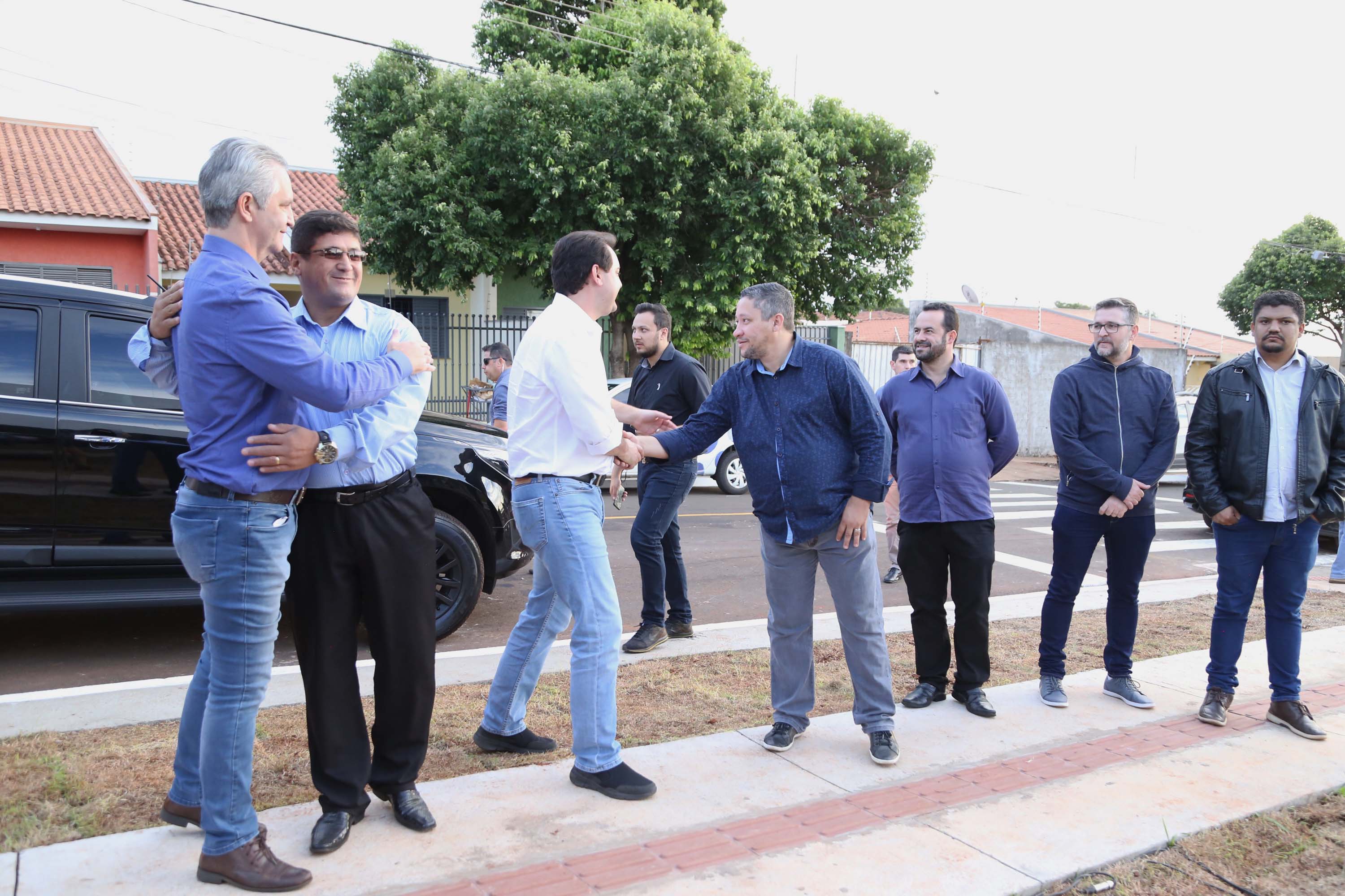 Moradores do Jardim Novo Oásis, em Maringá (Noroeste), ganharam nesta quinta-feira (16) um novo espaço de lazer. O governador Carlos Massa Ratinho Junior e o prefeito Ulisses Maia inauguraram a primeira de 30 unidade no município do programa Meu Campinho. Com 1,5 mil metros quadrados e investimento total de cerca de R$ 400 mil, o local conta com diversos aparelhos de lazer para pessoas de todas as idades. Maringá, 16/05/2019Foto: José Fernando Ogura/ANPr