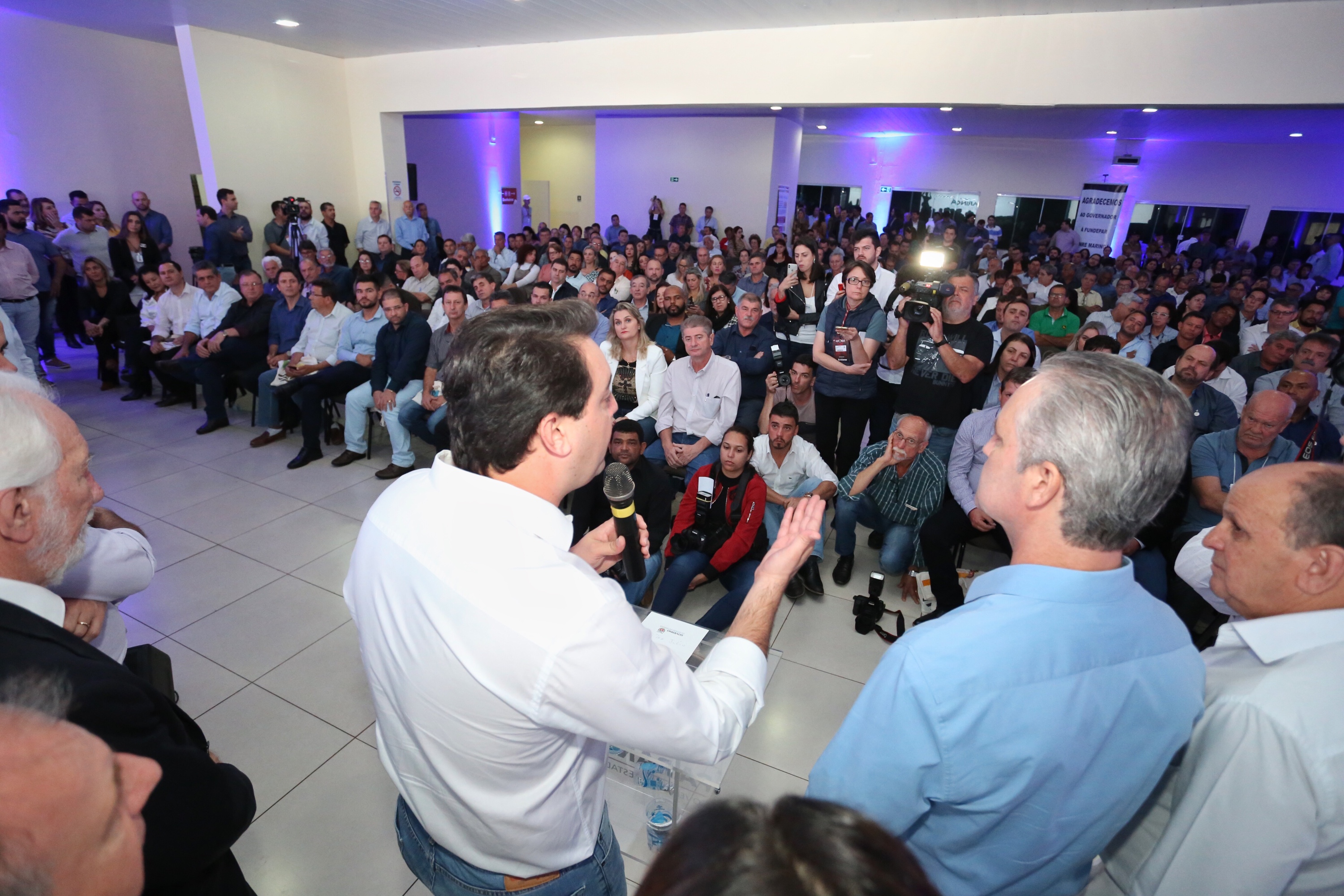 O Governo do Paraná concluiu nesta sexta-feira (17) a agenda em Maringá com a confirmação de R$ 41 milhões para ações e investimentos em 40 municípios da região Noroeste. O governador Carlos Massa Ratinho Junior recebeu prefeitos na 47ª Expoingá, no Parque Internacional de Exposições Francisco Feio Ribeiro. O encontro fez parte das ações em Maringá como sede administrativa do governo estadual. Foto:José Fernando Ogura/ANPr