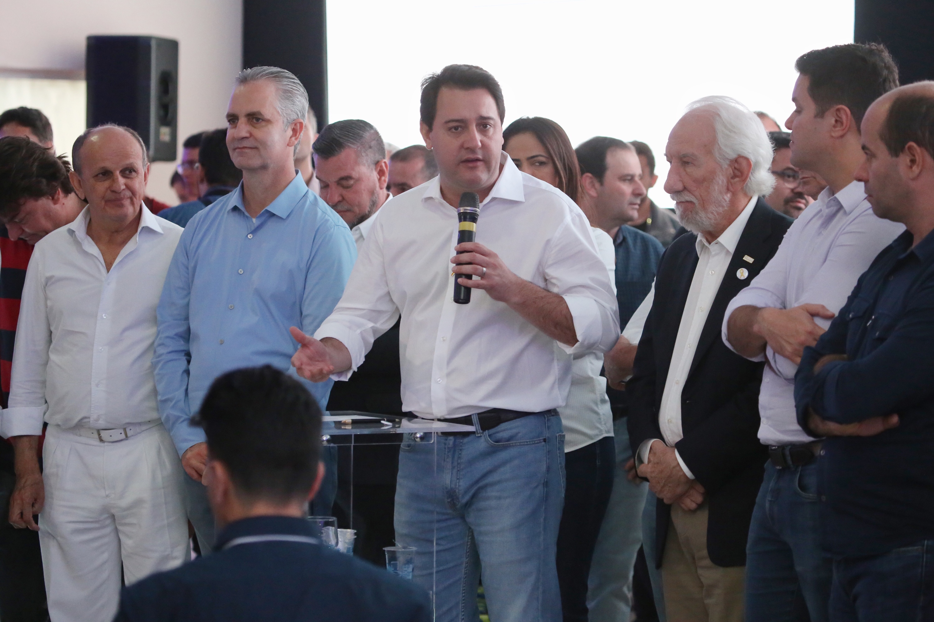 O Governo do Paraná concluiu nesta sexta-feira (17) a agenda em Maringá com a confirmação de R$ 41 milhões para ações e investimentos em 40 municípios da região Noroeste. O governador Carlos Massa Ratinho Junior recebeu prefeitos na 47ª Expoingá, no Parque Internacional de Exposições Francisco Feio Ribeiro. O encontro fez parte das ações em Maringá como sede administrativa do governo estadual. Foto:José Fernando Ogura/ANPr
