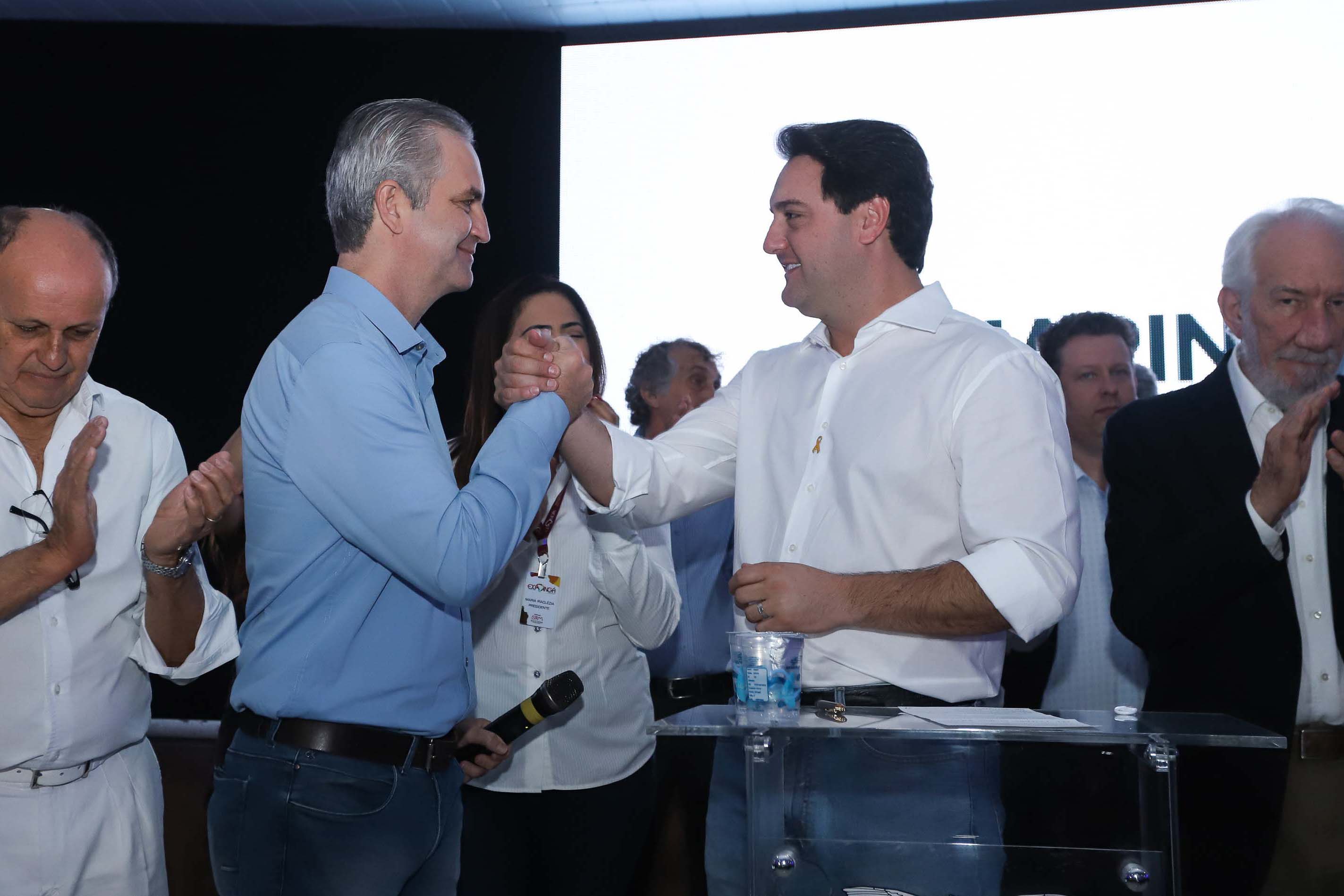O Governo do Paraná concluiu nesta sexta-feira (17) a agenda em Maringá com a confirmação de R$ 41 milhões para ações e investimentos em 40 municípios da região Noroeste. O governador Carlos Massa Ratinho Junior recebeu prefeitos na 47ª Expoingá, no Parque Internacional de Exposições Francisco Feio Ribeiro. O encontro fez parte das ações em Maringá como sede administrativa do governo estadual. Foto: Rodrio Felix Leal/ANPr