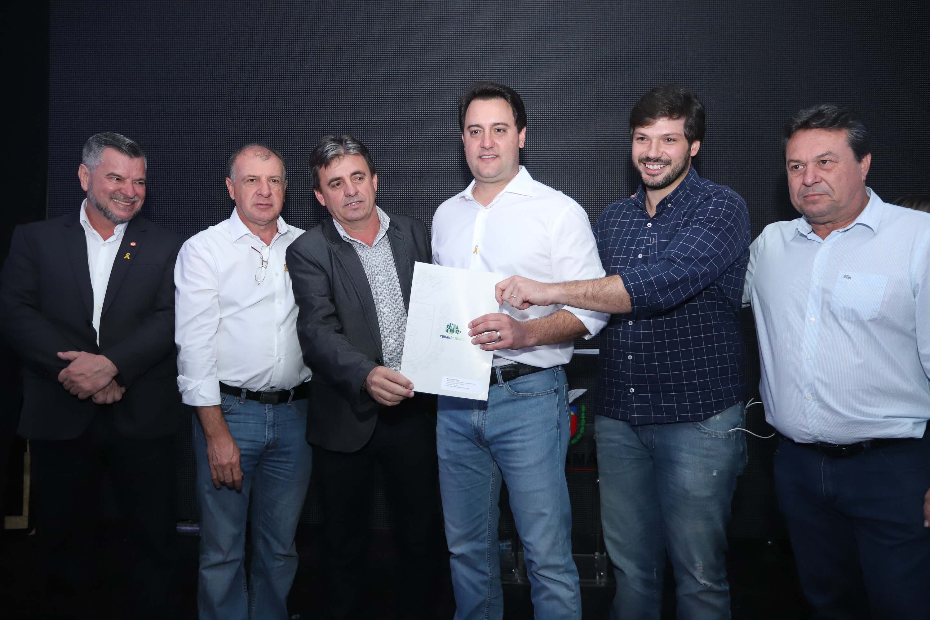 O Governo do Paraná concluiu nesta sexta-feira (17) a agenda em Maringá com a confirmação de R$ 41 milhões para ações e investimentos em 40 municípios da região Noroeste. O governador Carlos Massa Ratinho Junior recebeu prefeitos na 47ª Expoingá, no Parque Internacional de Exposições Francisco Feio Ribeiro. O encontro fez parte das ações em Maringá como sede administrativa do governo estadual. Foto: Rodrio Felix Leal/ANPr