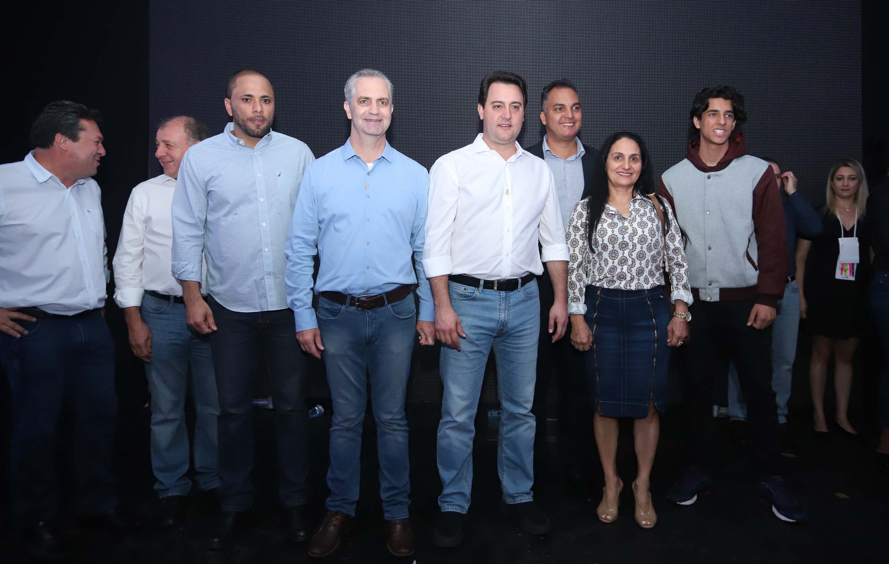 O Governo do Paraná concluiu nesta sexta-feira (17) a agenda em Maringá com a confirmação de R$ 41 milhões para ações e investimentos em 40 municípios da região Noroeste. O governador Carlos Massa Ratinho Junior recebeu prefeitos na 47ª Expoingá, no Parque Internacional de Exposições Francisco Feio Ribeiro. O encontro fez parte das ações em Maringá como sede administrativa do governo estadual. Foto: Rodrio Felix Leal/ANPr