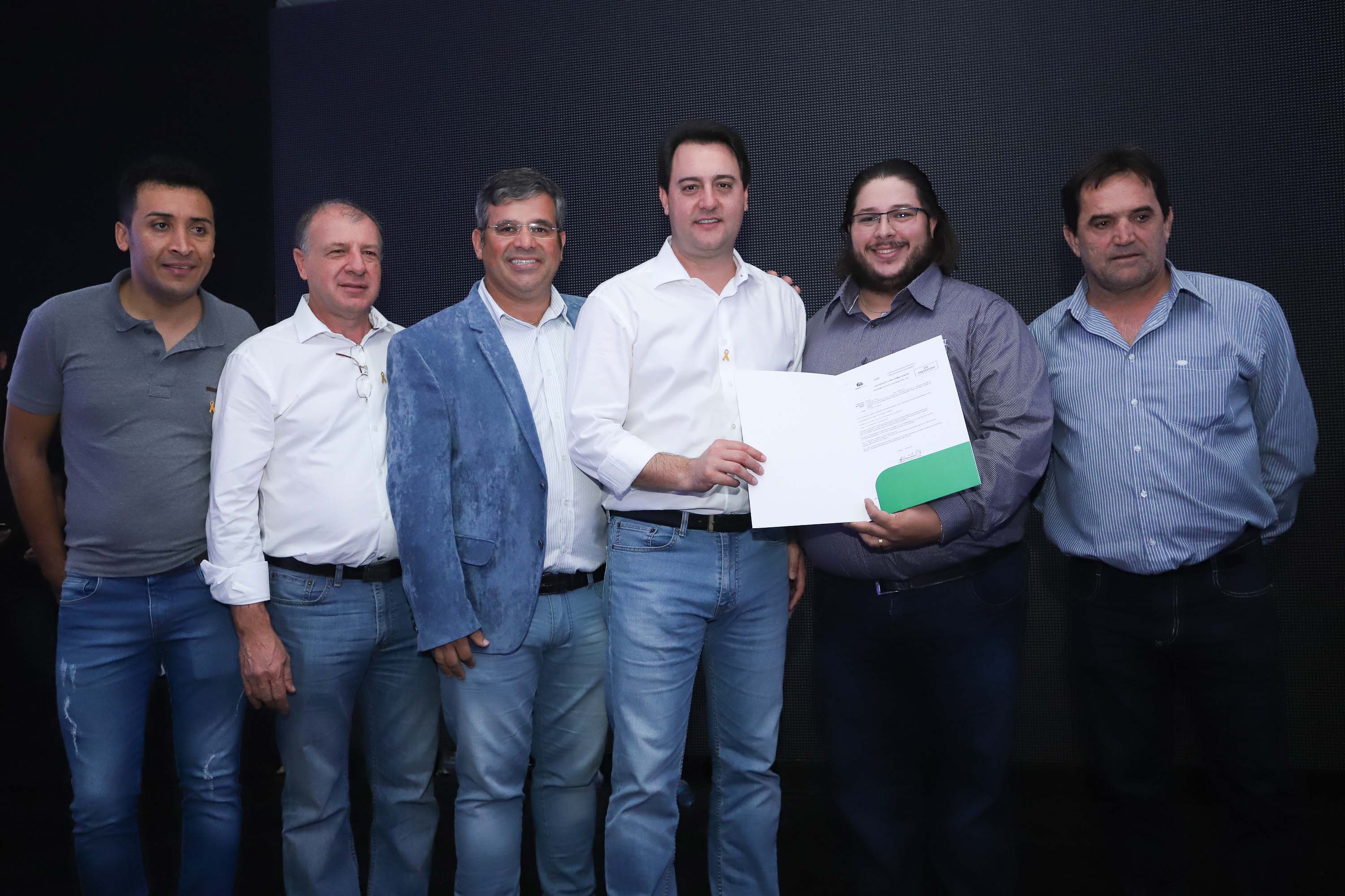 O Governo do Paraná concluiu nesta sexta-feira (17) a agenda em Maringá com a confirmação de R$ 41 milhões para ações e investimentos em 40 municípios da região Noroeste. O governador Carlos Massa Ratinho Junior recebeu prefeitos na 47ª Expoingá, no Parque Internacional de Exposições Francisco Feio Ribeiro. O encontro fez parte das ações em Maringá como sede administrativa do governo estadual. Foto: Rodrio Felix Leal/ANPr