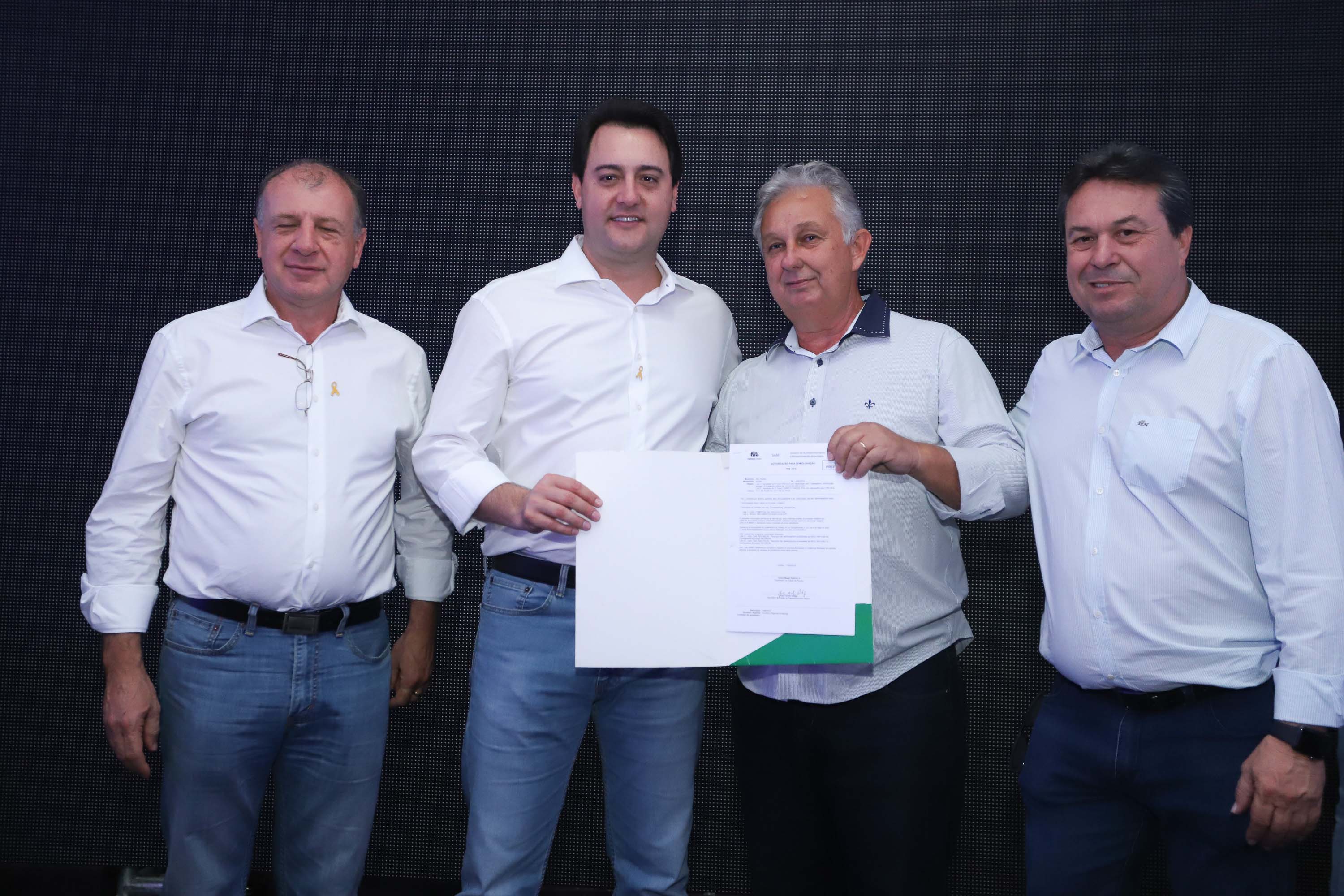O Governo do Paraná concluiu nesta sexta-feira (17) a agenda em Maringá com a confirmação de R$ 41 milhões para ações e investimentos em 40 municípios da região Noroeste. O governador Carlos Massa Ratinho Junior recebeu prefeitos na 47ª Expoingá, no Parque Internacional de Exposições Francisco Feio Ribeiro. O encontro fez parte das ações em Maringá como sede administrativa do governo estadual. Foto: Rodrio Felix Leal/ANPr
