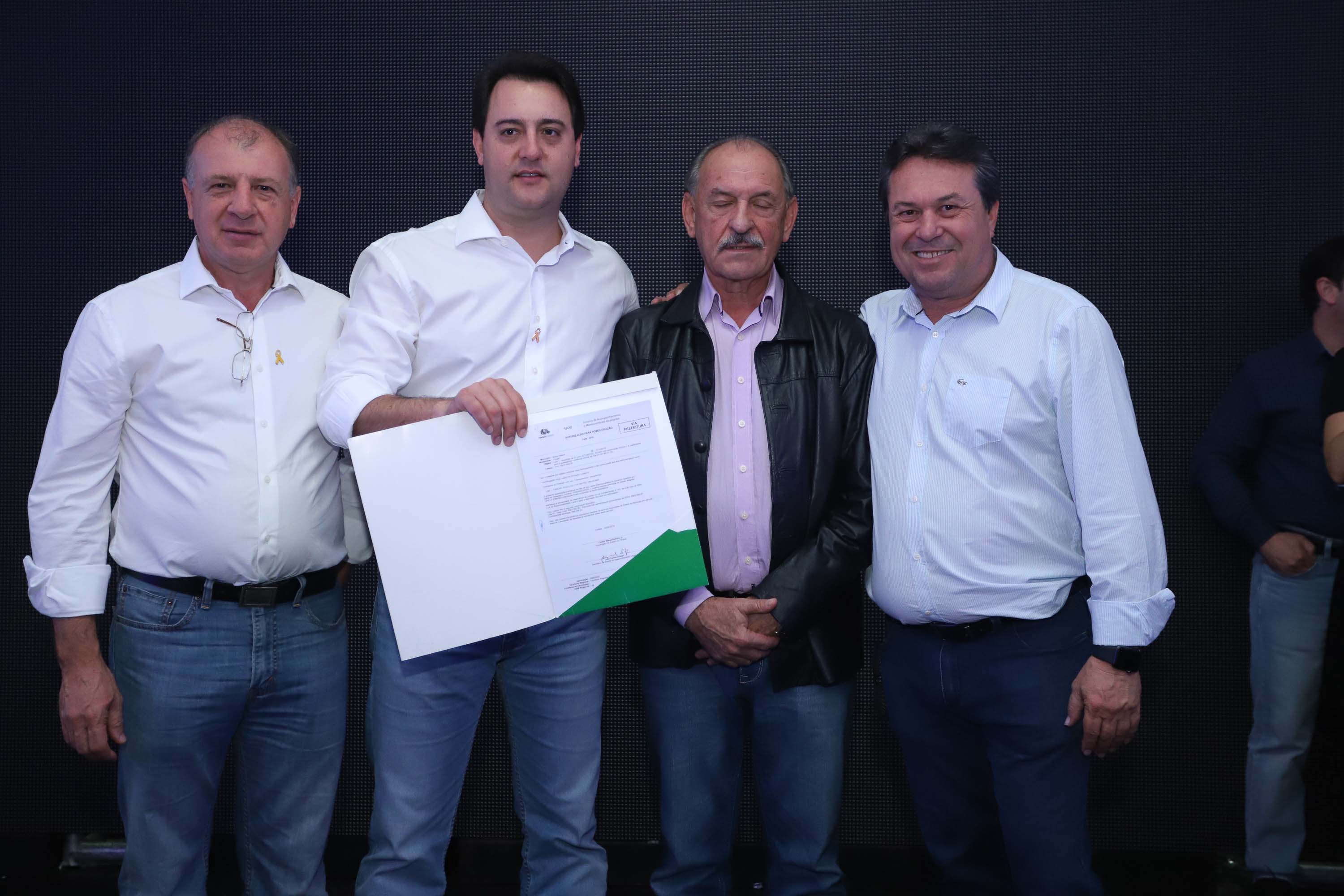 O Governo do Paraná concluiu nesta sexta-feira (17) a agenda em Maringá com a confirmação de R$ 41 milhões para ações e investimentos em 40 municípios da região Noroeste. O governador Carlos Massa Ratinho Junior recebeu prefeitos na 47ª Expoingá, no Parque Internacional de Exposições Francisco Feio Ribeiro. O encontro fez parte das ações em Maringá como sede administrativa do governo estadual. Foto: Rodrio Felix Leal/ANPr