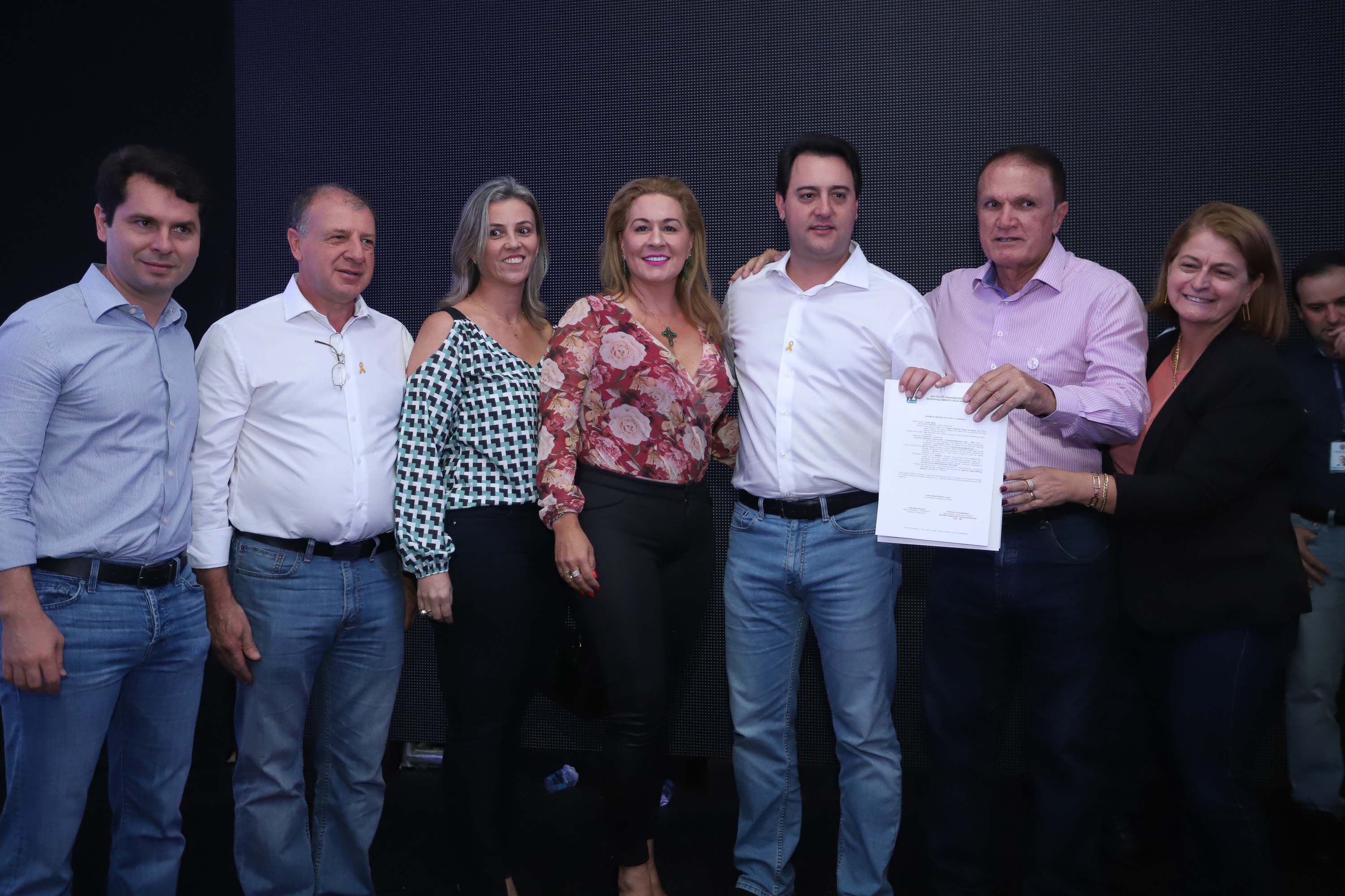 O Governo do Paraná concluiu nesta sexta-feira (17) a agenda em Maringá com a confirmação de R$ 41 milhões para ações e investimentos em 40 municípios da região Noroeste. O governador Carlos Massa Ratinho Junior recebeu prefeitos na 47ª Expoingá, no Parque Internacional de Exposições Francisco Feio Ribeiro. O encontro fez parte das ações em Maringá como sede administrativa do governo estadual. Foto: Rodrio Felix Leal/ANPr