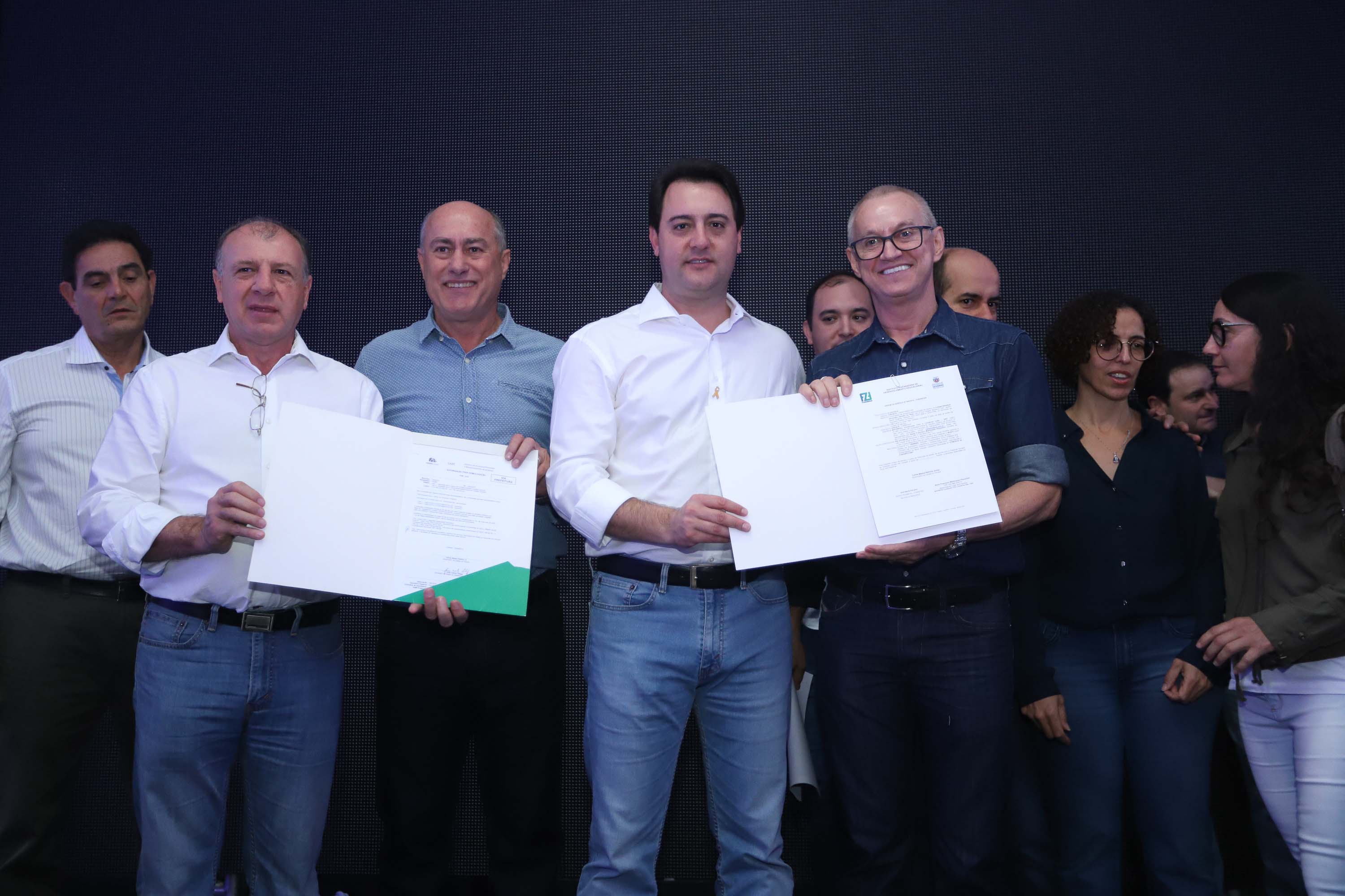 O Governo do Paraná concluiu nesta sexta-feira (17) a agenda em Maringá com a confirmação de R$ 41 milhões para ações e investimentos em 40 municípios da região Noroeste. O governador Carlos Massa Ratinho Junior recebeu prefeitos na 47ª Expoingá, no Parque Internacional de Exposições Francisco Feio Ribeiro. O encontro fez parte das ações em Maringá como sede administrativa do governo estadual. Foto: Rodrio Felix Leal/ANPr