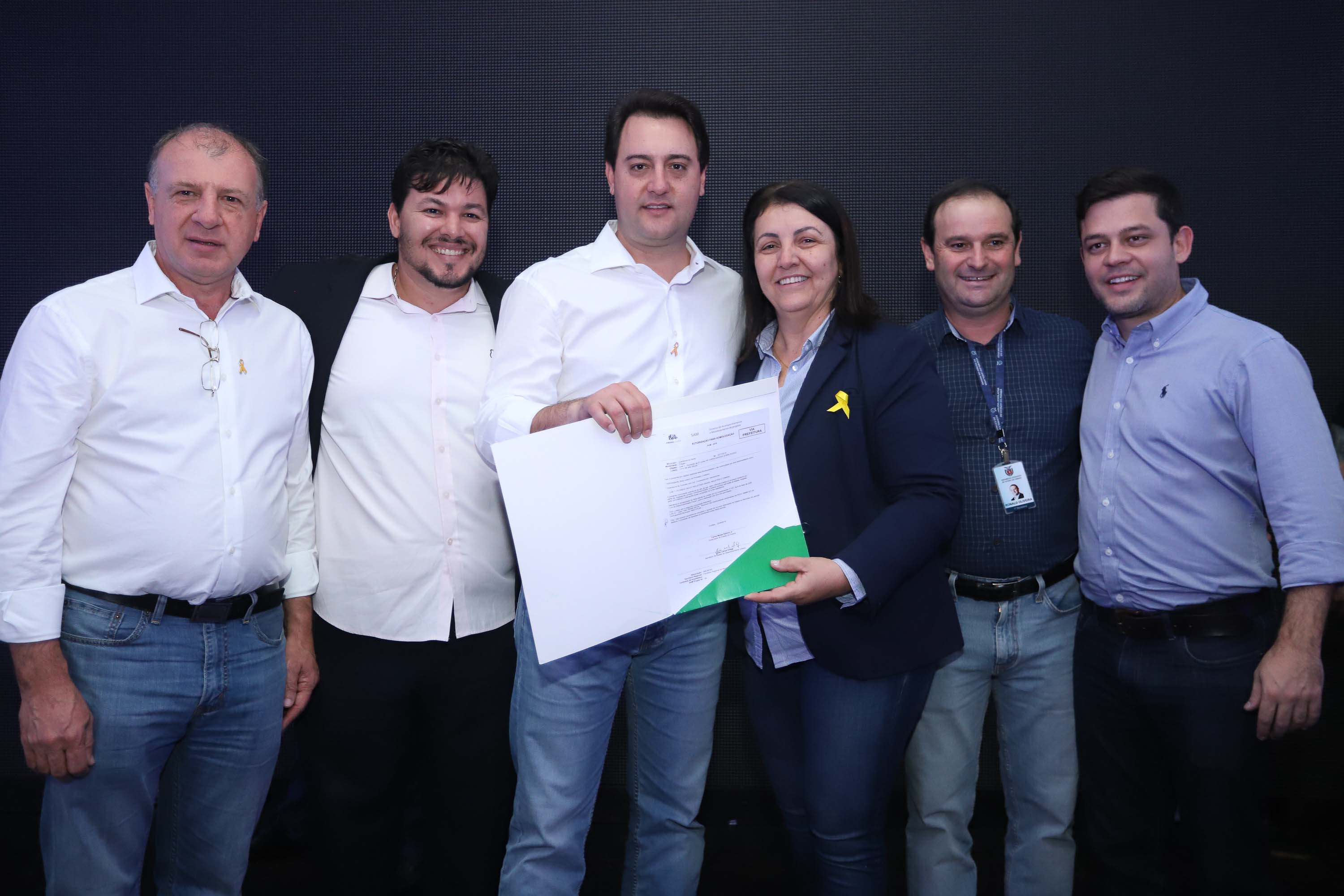 O Governo do Paraná concluiu nesta sexta-feira (17) a agenda em Maringá com a confirmação de R$ 41 milhões para ações e investimentos em 40 municípios da região Noroeste. O governador Carlos Massa Ratinho Junior recebeu prefeitos na 47ª Expoingá, no Parque Internacional de Exposições Francisco Feio Ribeiro. O encontro fez parte das ações em Maringá como sede administrativa do governo estadual. Foto: Rodrio Felix Leal/ANPr