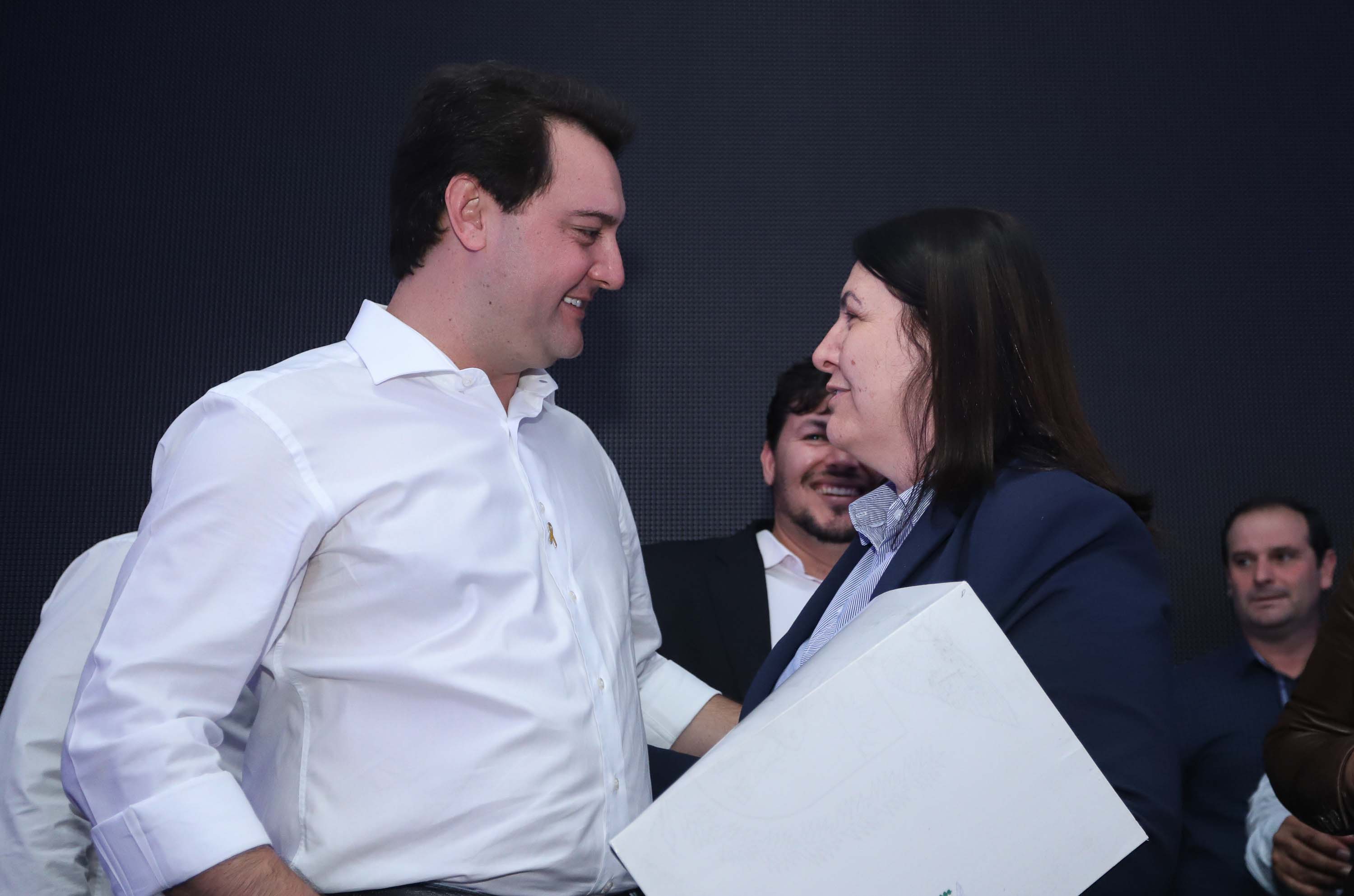 O Governo do Paraná concluiu nesta sexta-feira (17) a agenda em Maringá com a confirmação de R$ 41 milhões para ações e investimentos em 40 municípios da região Noroeste. O governador Carlos Massa Ratinho Junior recebeu prefeitos na 47ª Expoingá, no Parque Internacional de Exposições Francisco Feio Ribeiro. O encontro fez parte das ações em Maringá como sede administrativa do governo estadual. Foto: Rodrio Felix Leal/ANPr