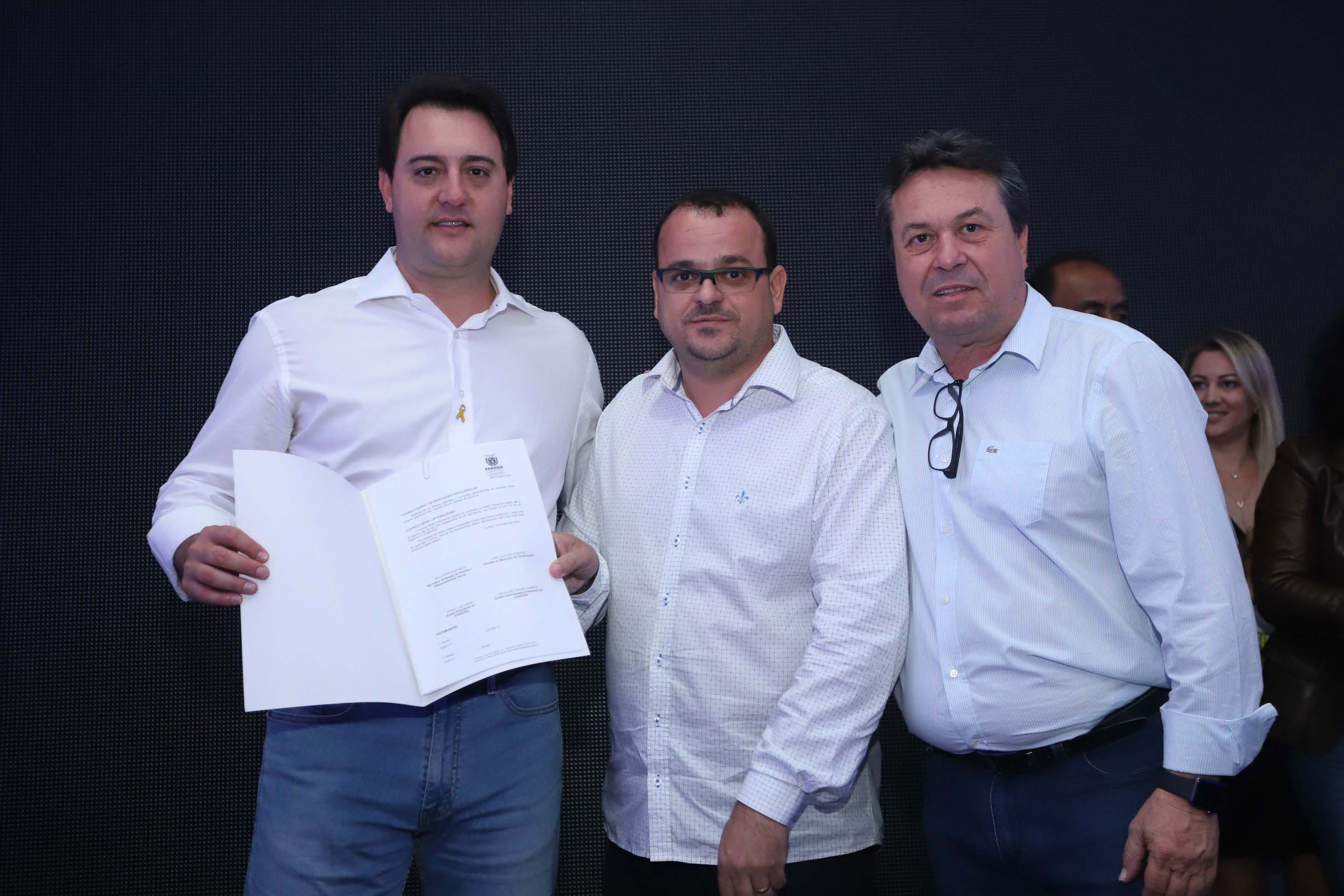 O Governo do Paraná concluiu nesta sexta-feira (17) a agenda em Maringá com a confirmação de R$ 41 milhões para ações e investimentos em 40 municípios da região Noroeste. O governador Carlos Massa Ratinho Junior recebeu prefeitos na 47ª Expoingá, no Parque Internacional de Exposições Francisco Feio Ribeiro. O encontro fez parte das ações em Maringá como sede administrativa do governo estadual. Foto: Rodrio Felix Leal/ANPr
