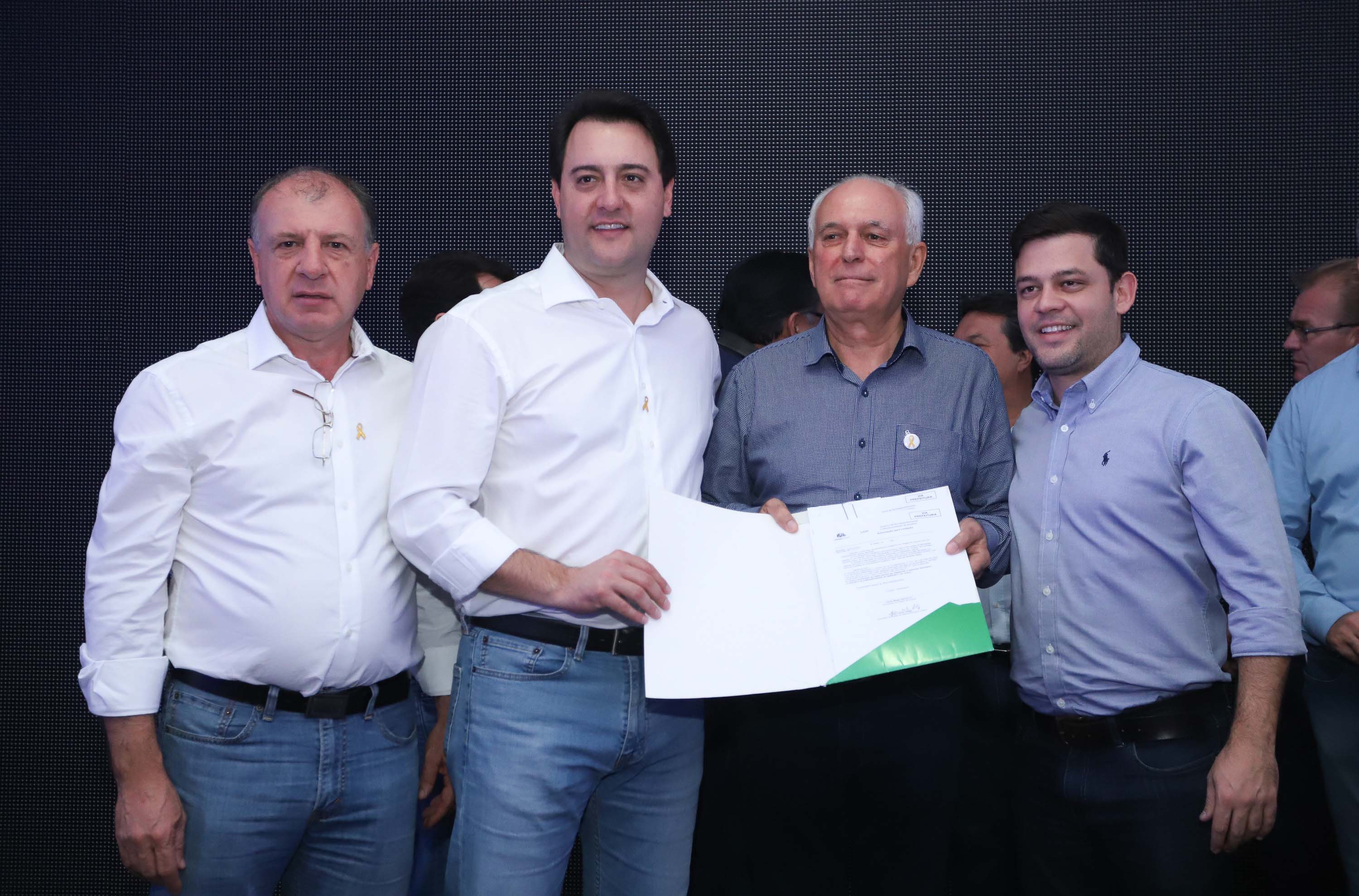O Governo do Paraná concluiu nesta sexta-feira (17) a agenda em Maringá com a confirmação de R$ 41 milhões para ações e investimentos em 40 municípios da região Noroeste. O governador Carlos Massa Ratinho Junior recebeu prefeitos na 47ª Expoingá, no Parque Internacional de Exposições Francisco Feio Ribeiro. O encontro fez parte das ações em Maringá como sede administrativa do governo estadual. Foto: Rodrio Felix Leal/ANPr