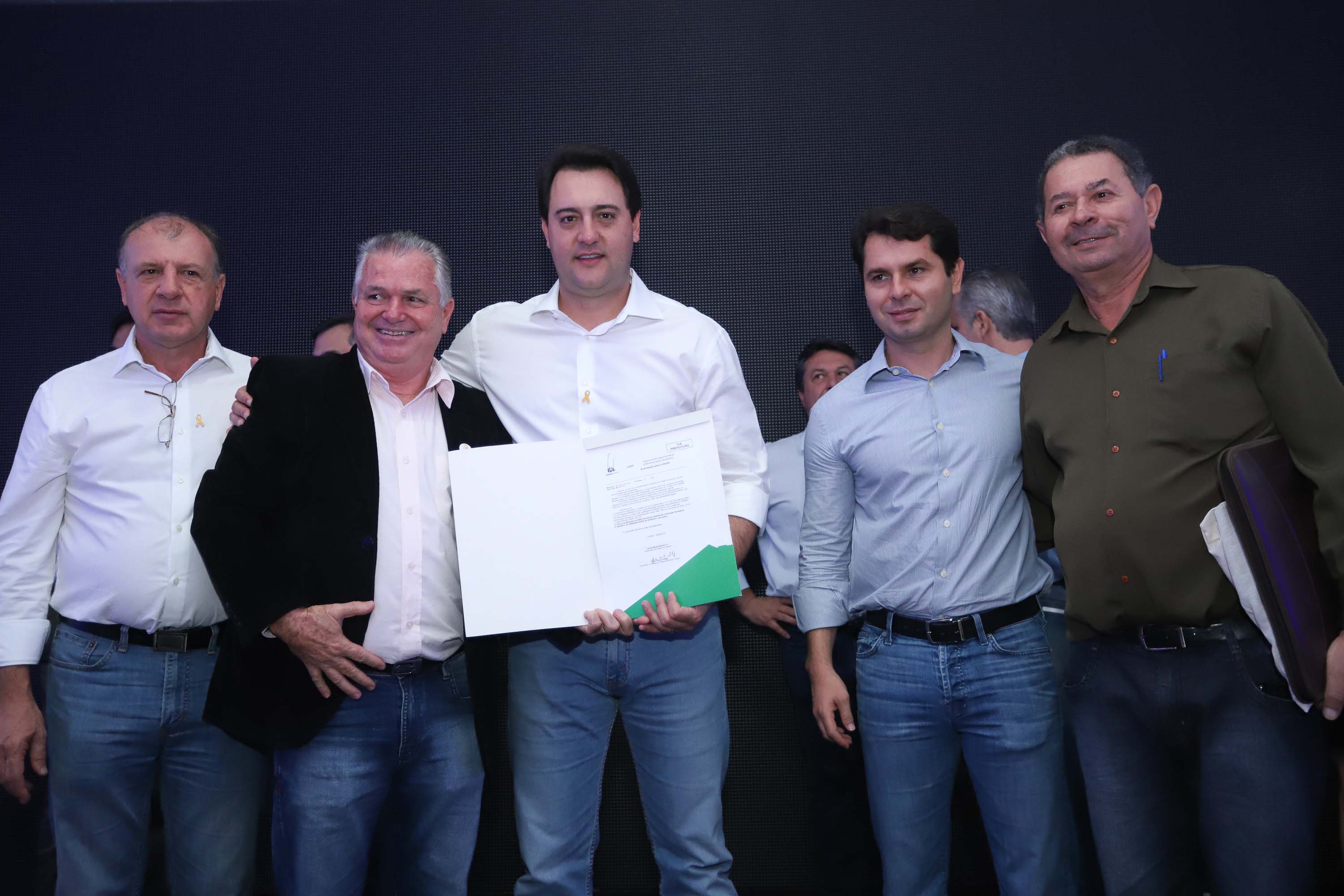 O Governo do Paraná concluiu nesta sexta-feira (17) a agenda em Maringá com a confirmação de R$ 41 milhões para ações e investimentos em 40 municípios da região Noroeste. O governador Carlos Massa Ratinho Junior recebeu prefeitos na 47ª Expoingá, no Parque Internacional de Exposições Francisco Feio Ribeiro. O encontro fez parte das ações em Maringá como sede administrativa do governo estadual. Foto: Rodrio Felix Leal/ANPr