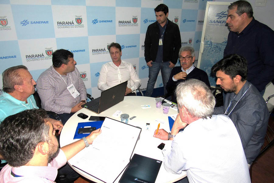 Prefeitos, secretários e vereadores de mais de 20 cidades da região Noroeste reuniram-se com a diretoria da Sanepar nesta quinta e sexta-feira (16 e 17), durante a regionalização do Governo do Estado na Expoingá, em Maringá