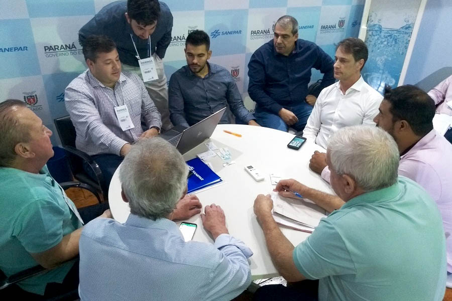 Prefeitos, secretários e vereadores de mais de 20 cidades da região Noroeste reuniram-se com a diretoria da Sanepar nesta quinta e sexta-feira (16 e 17), durante a regionalização do Governo do Estado na Expoingá, em Maringá