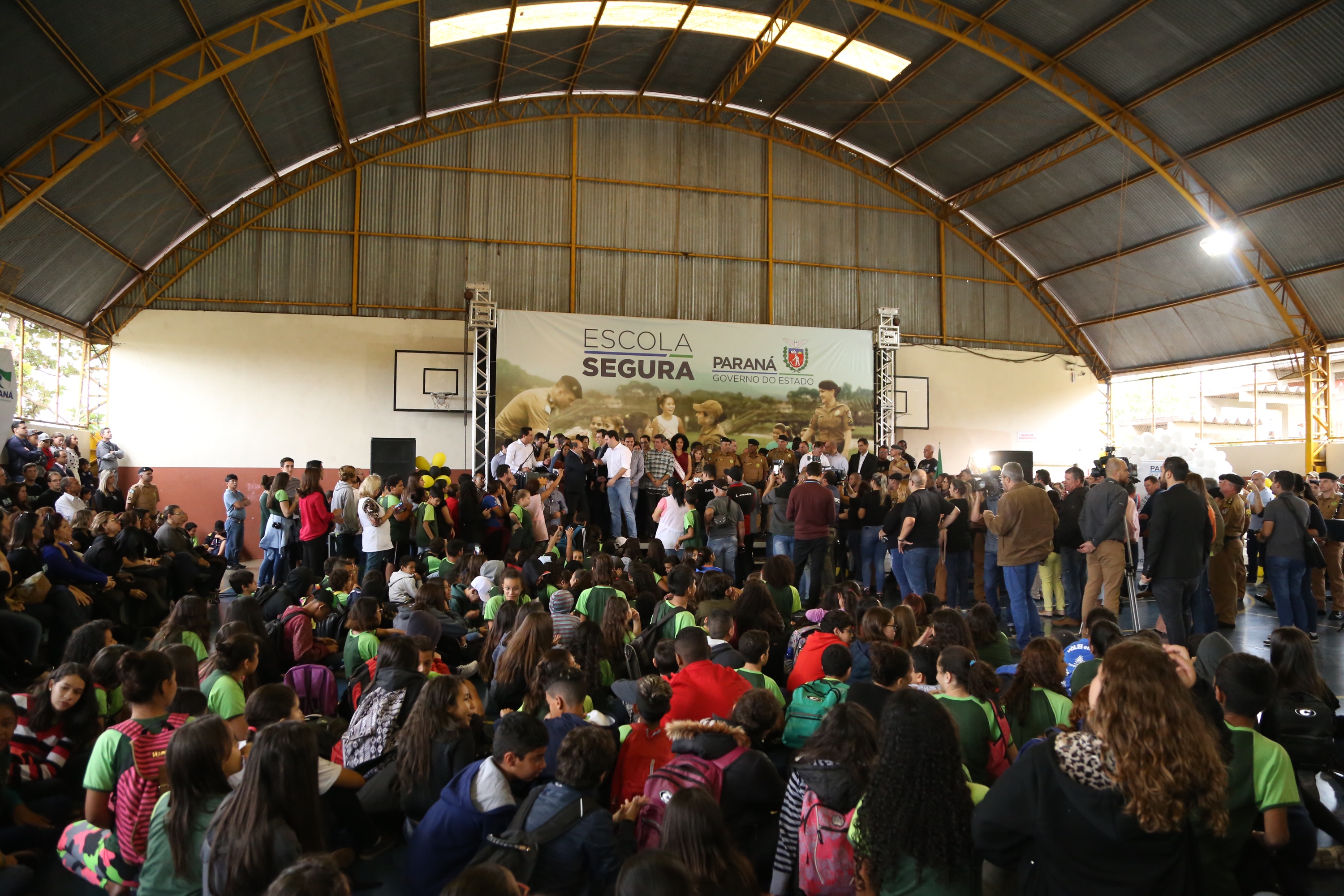 O governador Carlos Massa Ratinho Junior lançou nesta sexta-feira (17) o programa Escola Segura em Londrina, no Norte do Paraná. O colégio estadual Olympia Morais Tormenta, onde aconteceu a solenidade, e outras 17 escolas estaduais do município contam agora com policiais militares que atuarão diariamente para reforçar a segurança no período de aulas. Foto: José Fernando Ogura/ANPr