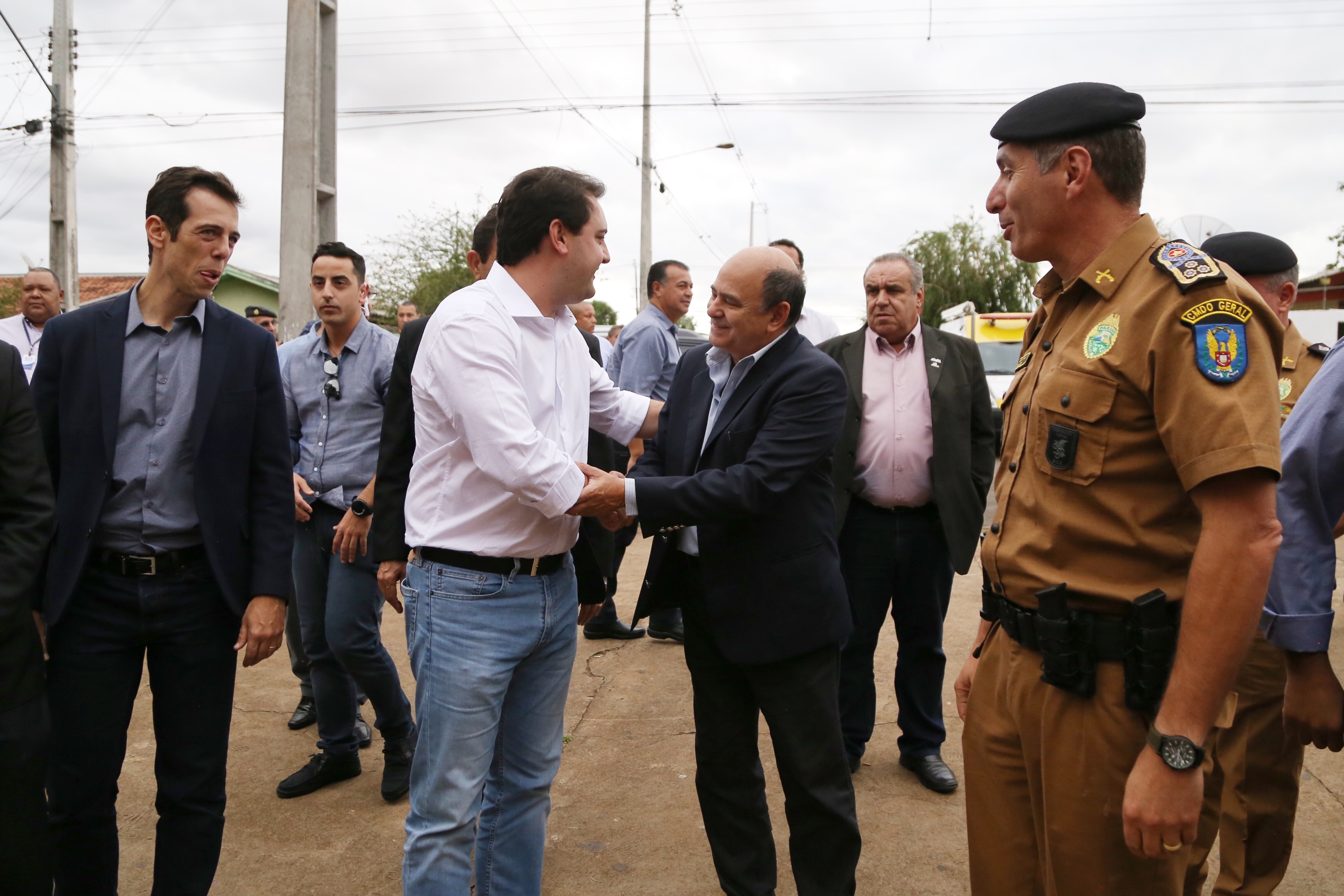 O governador Carlos Massa Ratinho Junior lançou nesta sexta-feira (17) o programa Escola Segura em Londrina, no Norte do Paraná. O colégio estadual Olympia Morais Tormenta, onde aconteceu a solenidade, e outras 17 escolas estaduais do município contam agora com policiais militares que atuarão diariamente para reforçar a segurança no período de aulas. Foto: José Fernando Ogura/ANPr