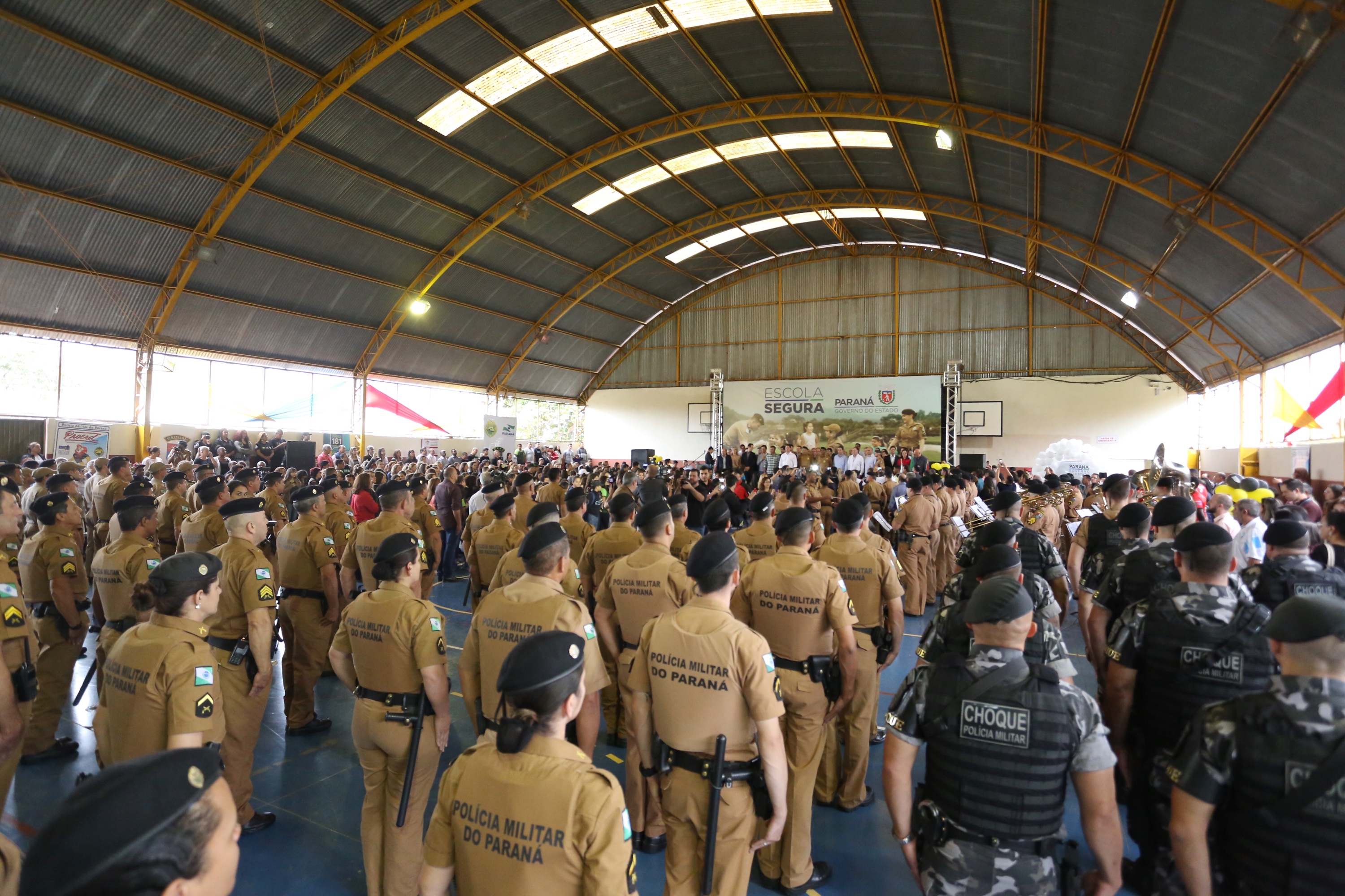O governador Carlos Massa Ratinho Junior lançou nesta sexta-feira (17) o programa Escola Segura em Londrina, no Norte do Paraná. O colégio estadual Olympia Morais Tormenta, onde aconteceu a solenidade, e outras 17 escolas estaduais do município contam agora com policiais militares que atuarão diariamente para reforçar a segurança no período de aulas. Foto: José Fernando Ogura/ANPr